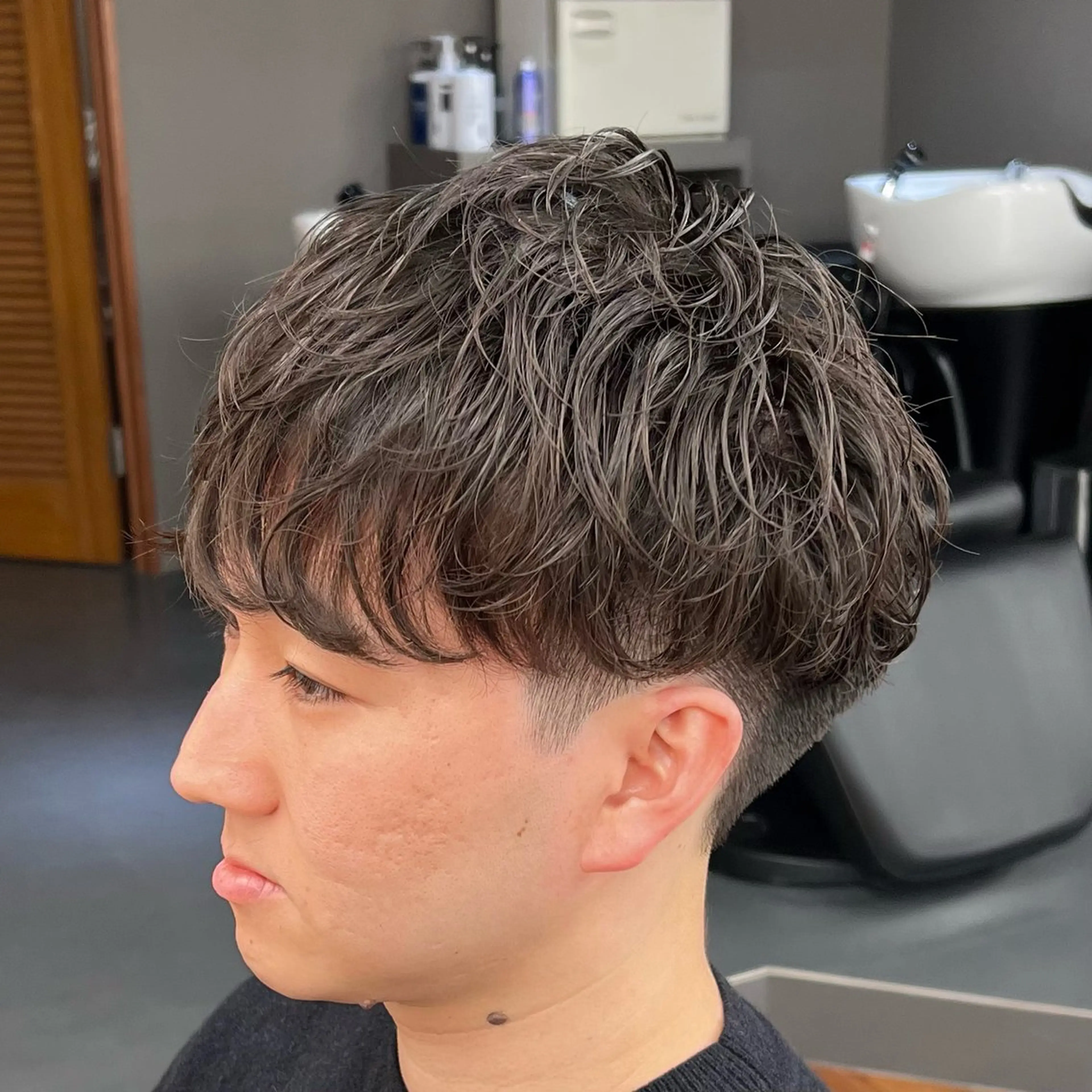 ショート パーマ メンズ メンズパーマ 刈り上げ ショートヘア カット パーマ メンズカット✂️ スキンフェード伊藤陸のヘアスタイル