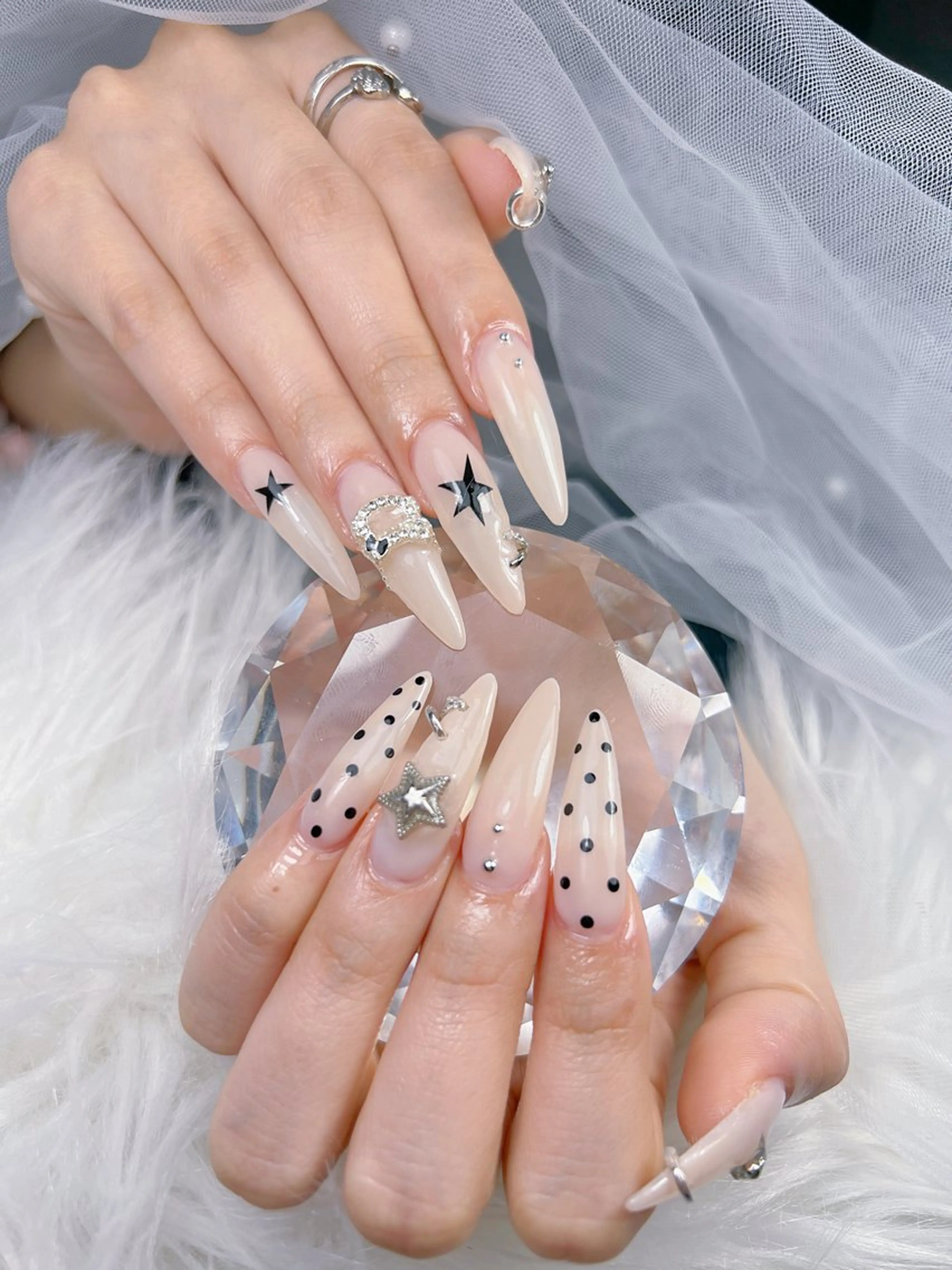 ネイル アートネイル オーロラネイル チークネイル 長さ出し フットネイル ハンドネイル ハンドケア Mio_ Noiranailのネイルデザイン