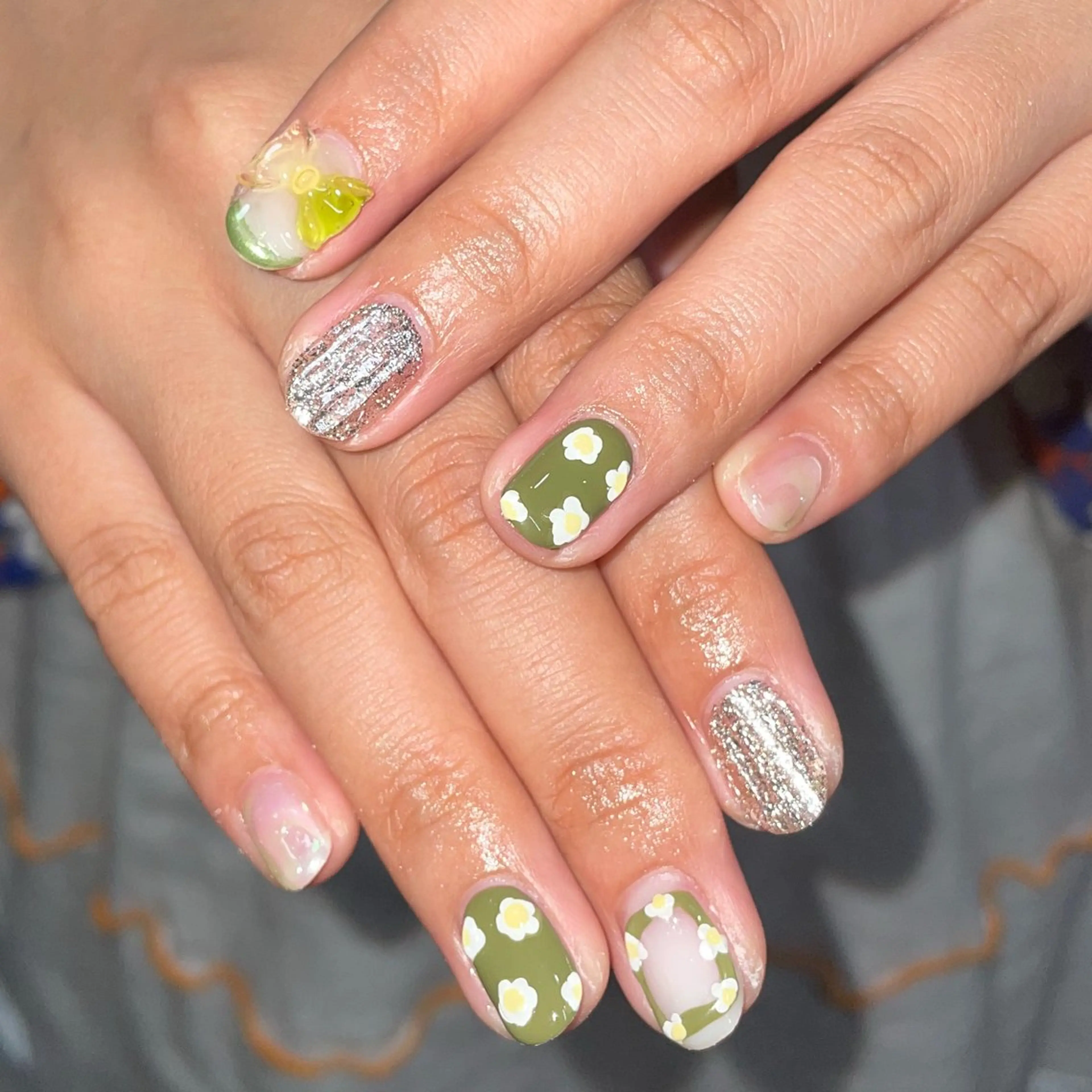 ネイル フラワーネイル グリーン 持ち込み ぷっくりネイル ハンドネイル ハンドケア 🎀NAIL🎀 AI🪄︎︎◝✩のネイルデザイン