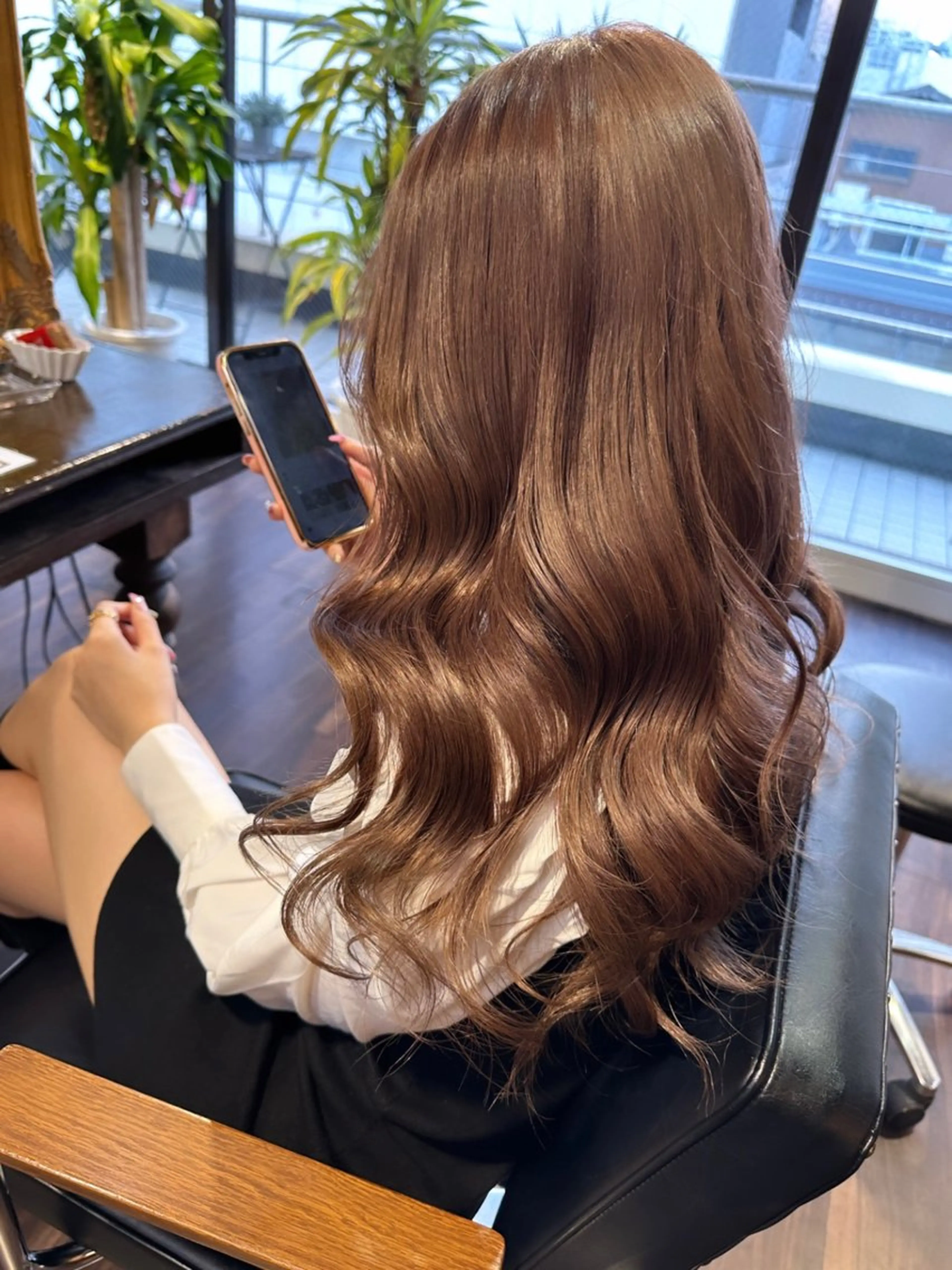 セミロング カラー ヘアアレンジ ベージュカラー ブリーチ イヤリングカラー ハイトーンカラー ミルクティーベージュ カット ヘアカラー トリートメント 髪質改善/レイヤー ダブルカラー塚本耀のヘアスタイル