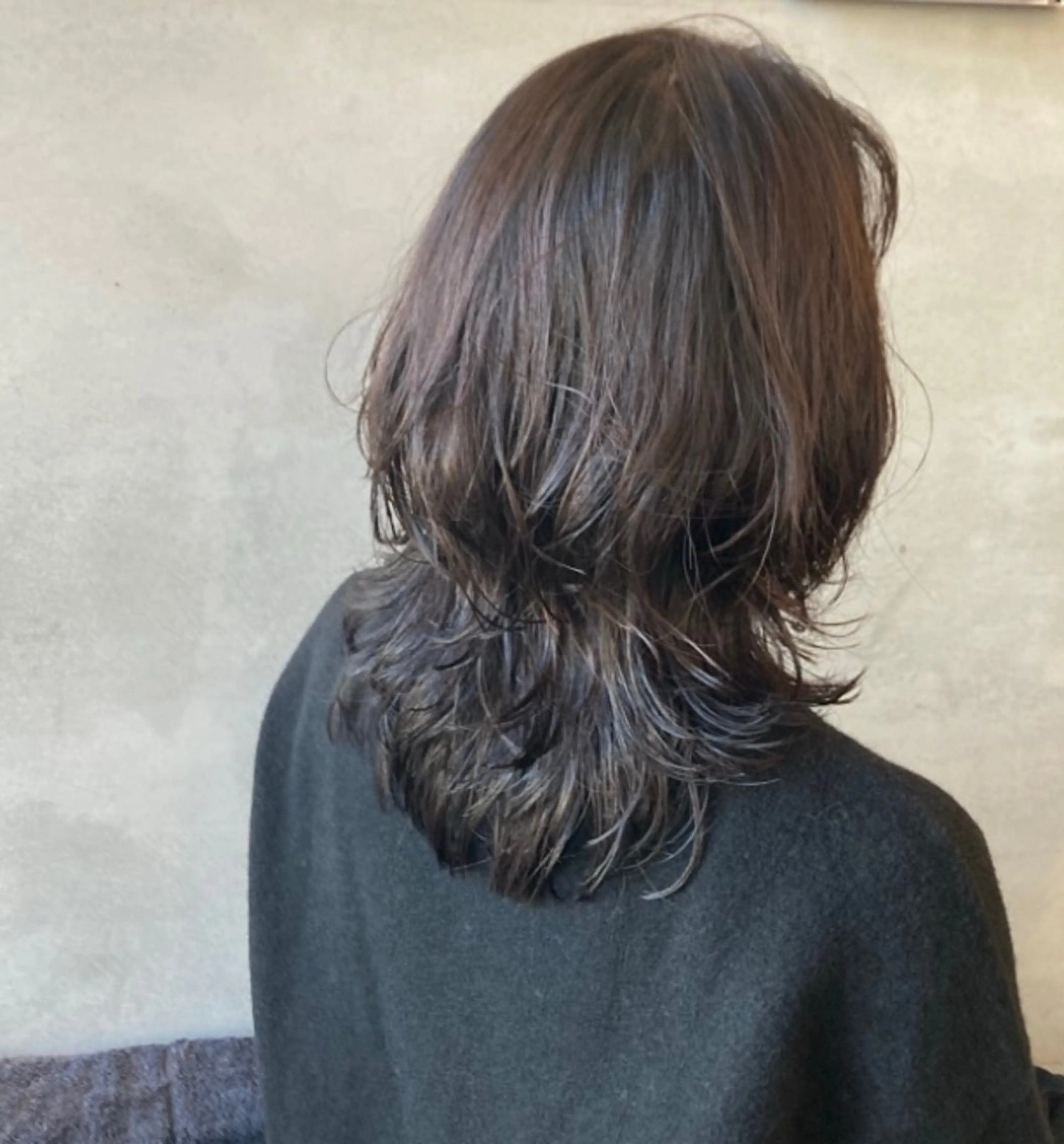 ミディアム パーマ ミディアムパーマ レイヤーカット vahan所属・vahan✂︎ 小林未果🕊のヘアスタイル