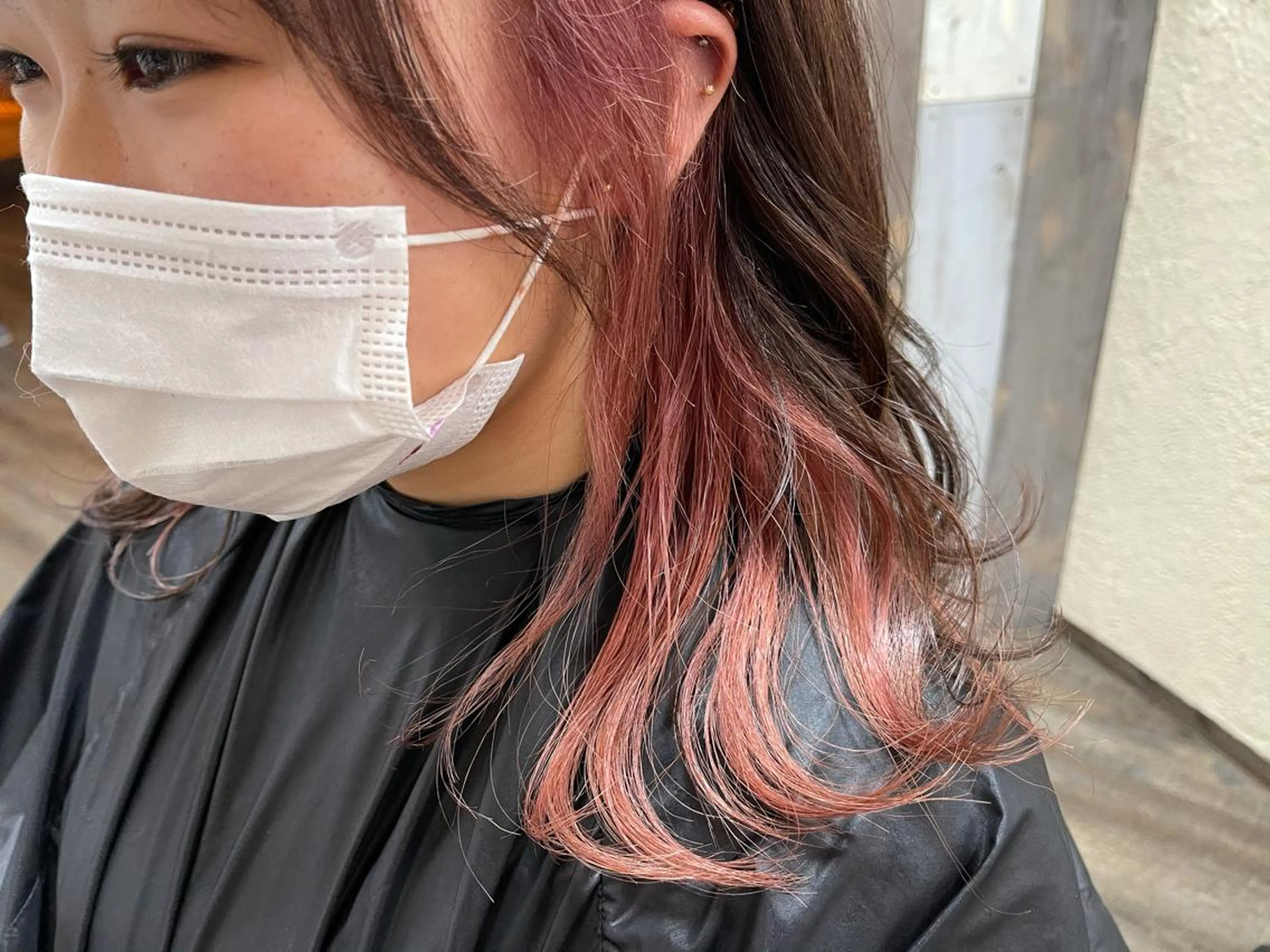 セミロング カラー ハイライトカラー インナーカラー ハイライト 磧本 祐里恵のヘアスタイル