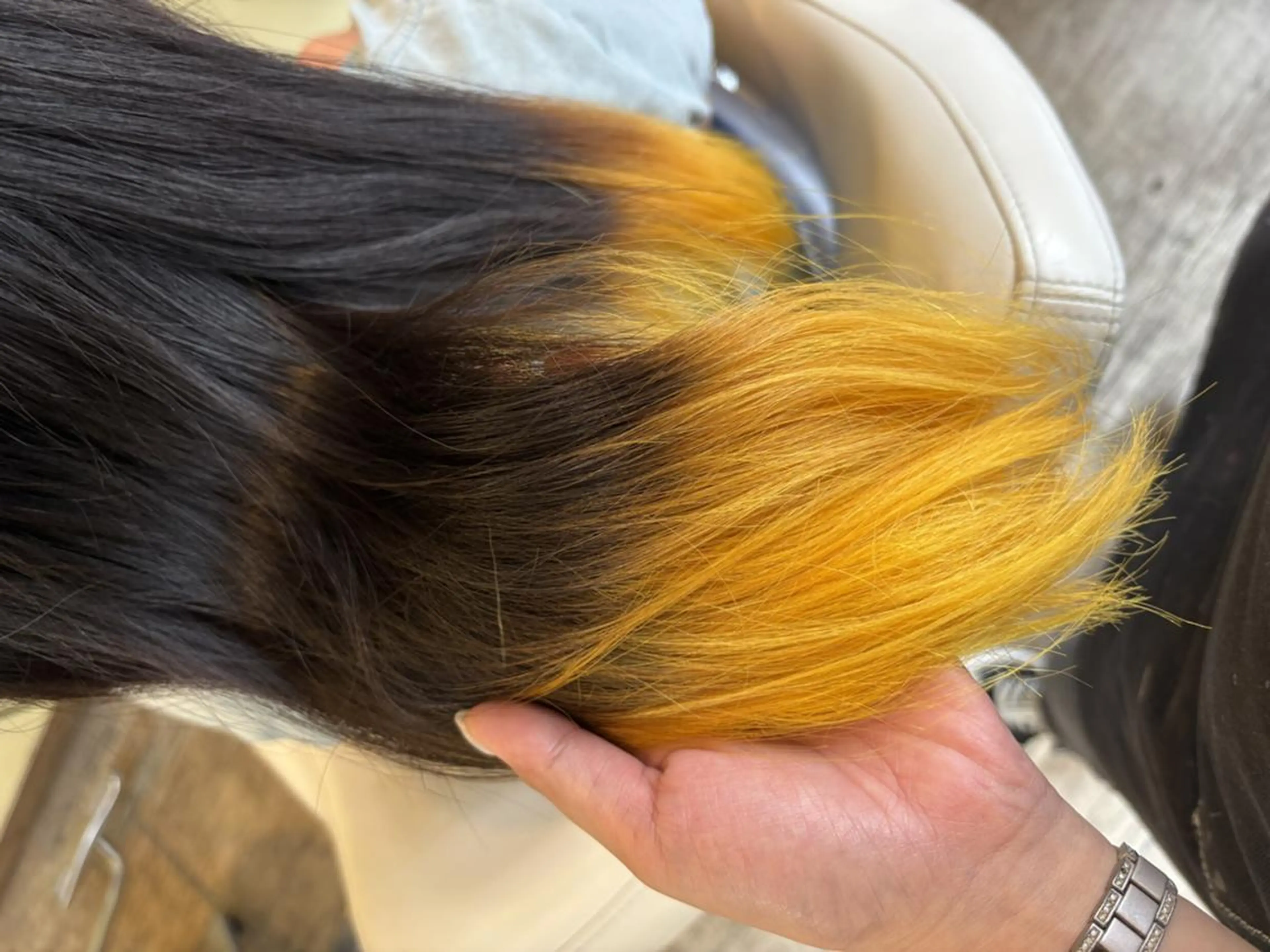 カラー イエローカラー ヘアカラー 鶴島 凜のヘアスタイル