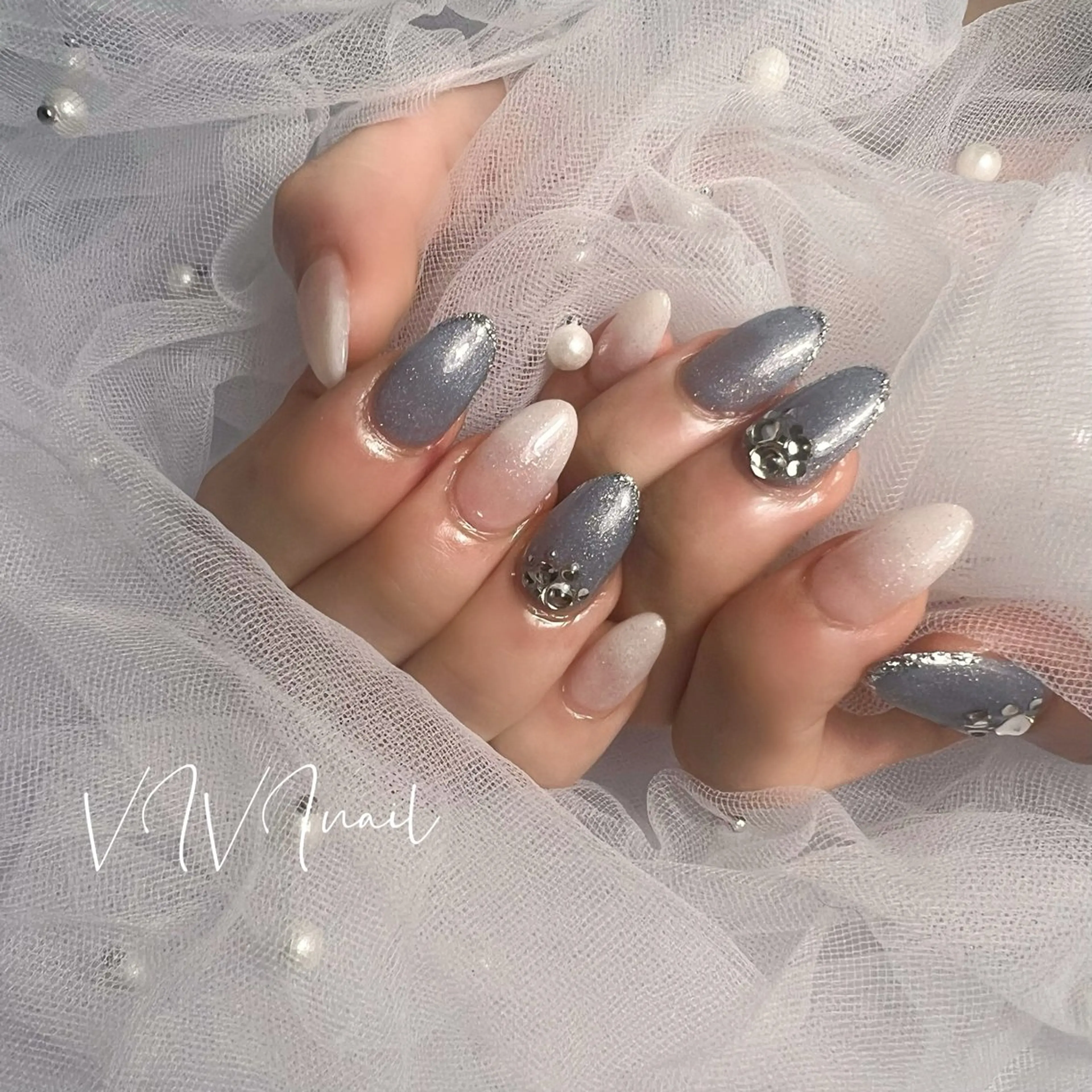 ネイル 水色 ストーンネイル ハンドネイル vivi nailのネイルデザイン