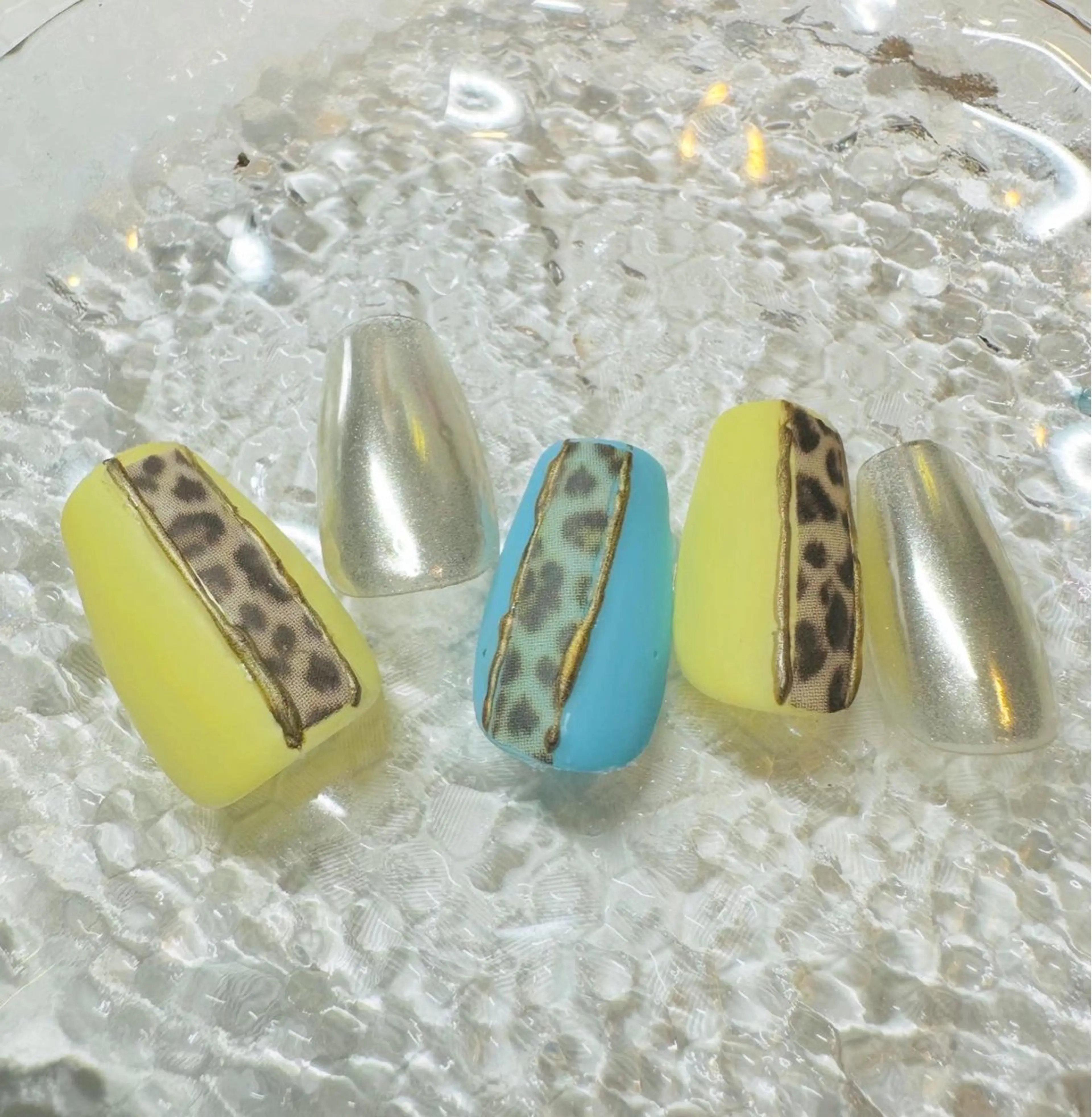 ネイル ドット ジェルネイル マグネットネイル リボン ストーンネイル ハンドネイル ネイルサロンエレノア所属・田端 笑理菜のネイルデザイン