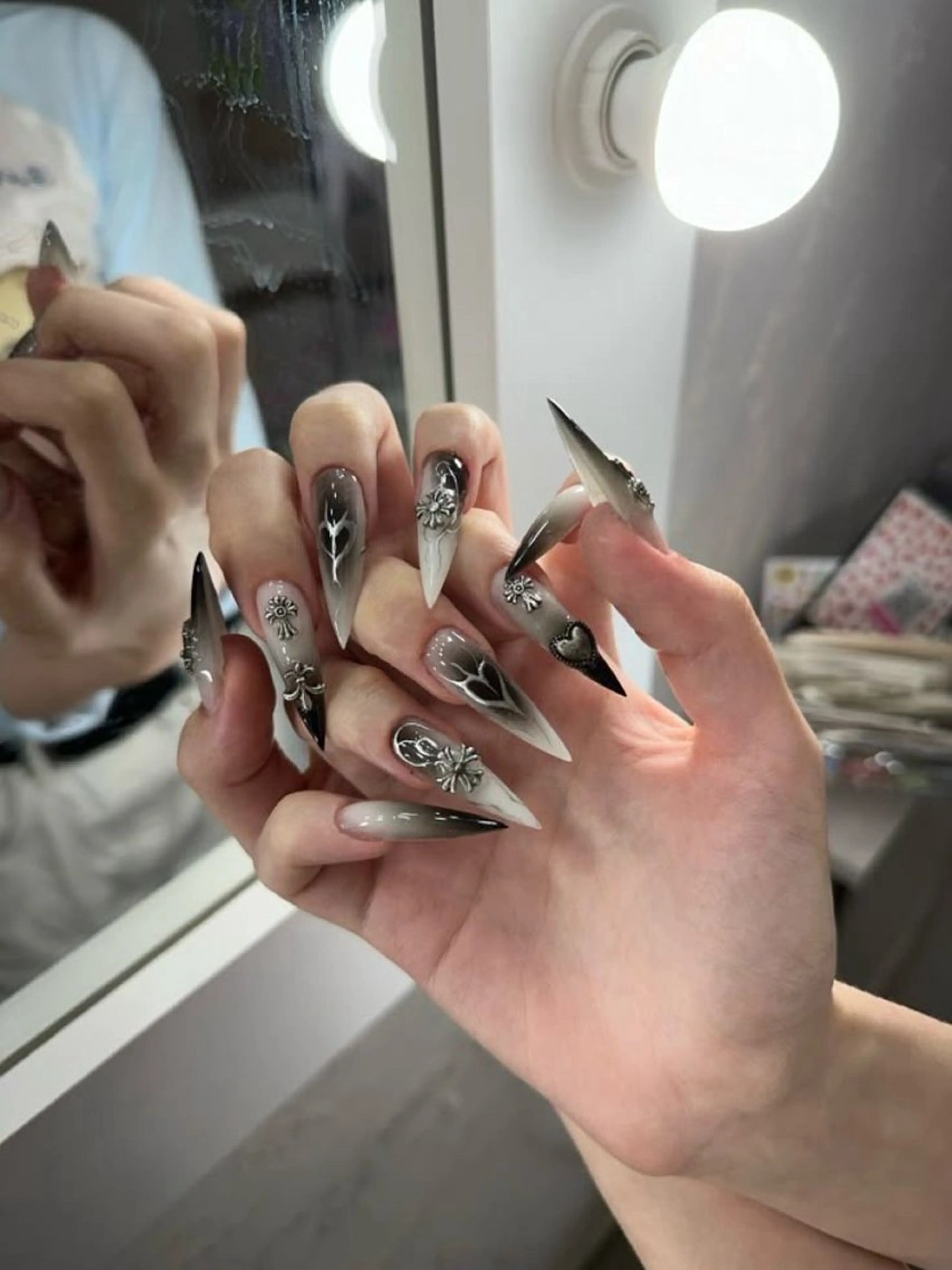 ネイル グラデーション ラメ(グリッター) マグネットネイル ミラーネイル ニュアンスネイル ハンドネイル 波 なみのネイルデザイン