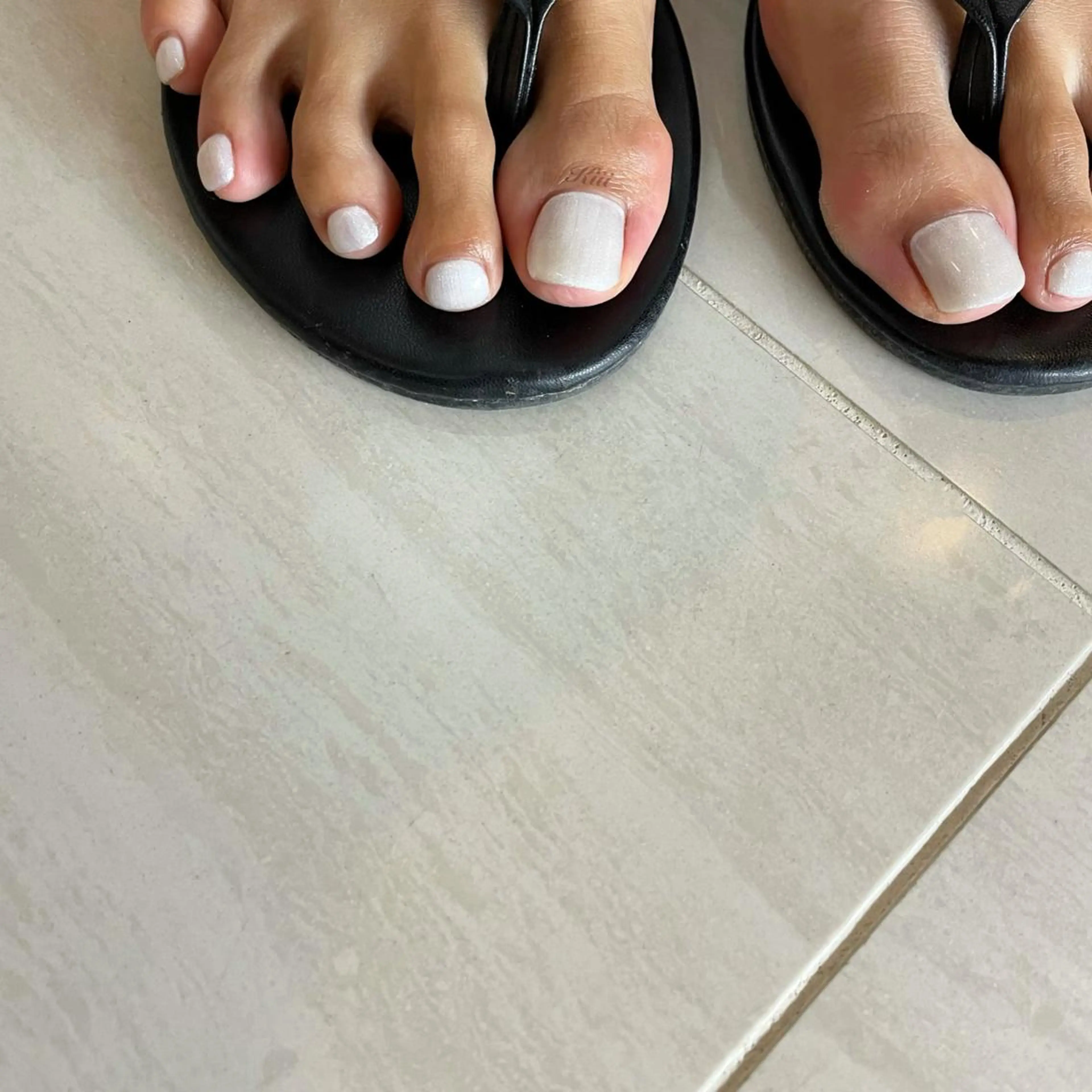 ネイル フットネイル ホワイト ハンドネイル フットネイル kiii.__ ✴︎*のネイルデザイン