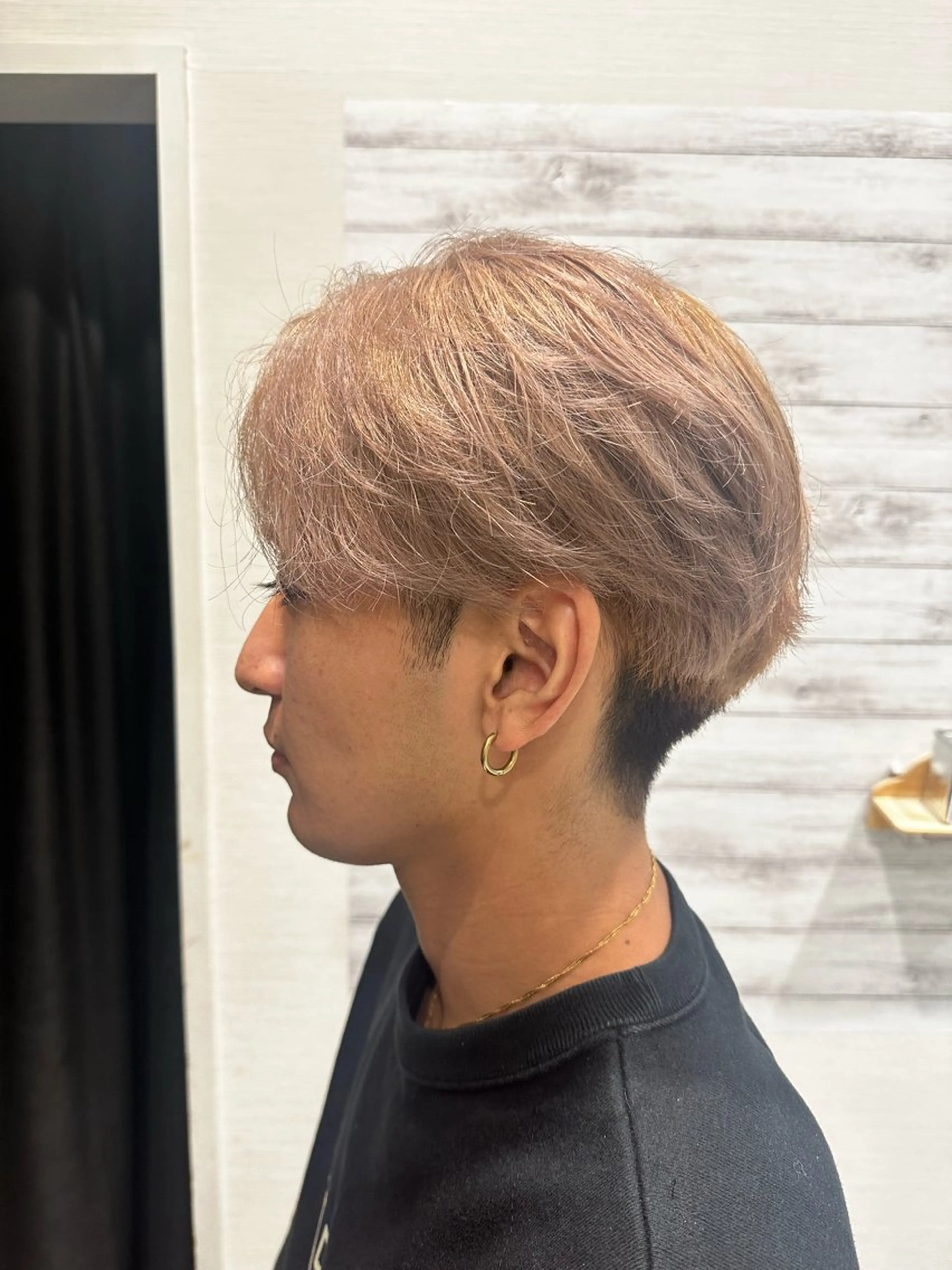 カラー メンズ センターパート ベージュカラー ミルクティーベージュ 荒木 郁実のヘアスタイル