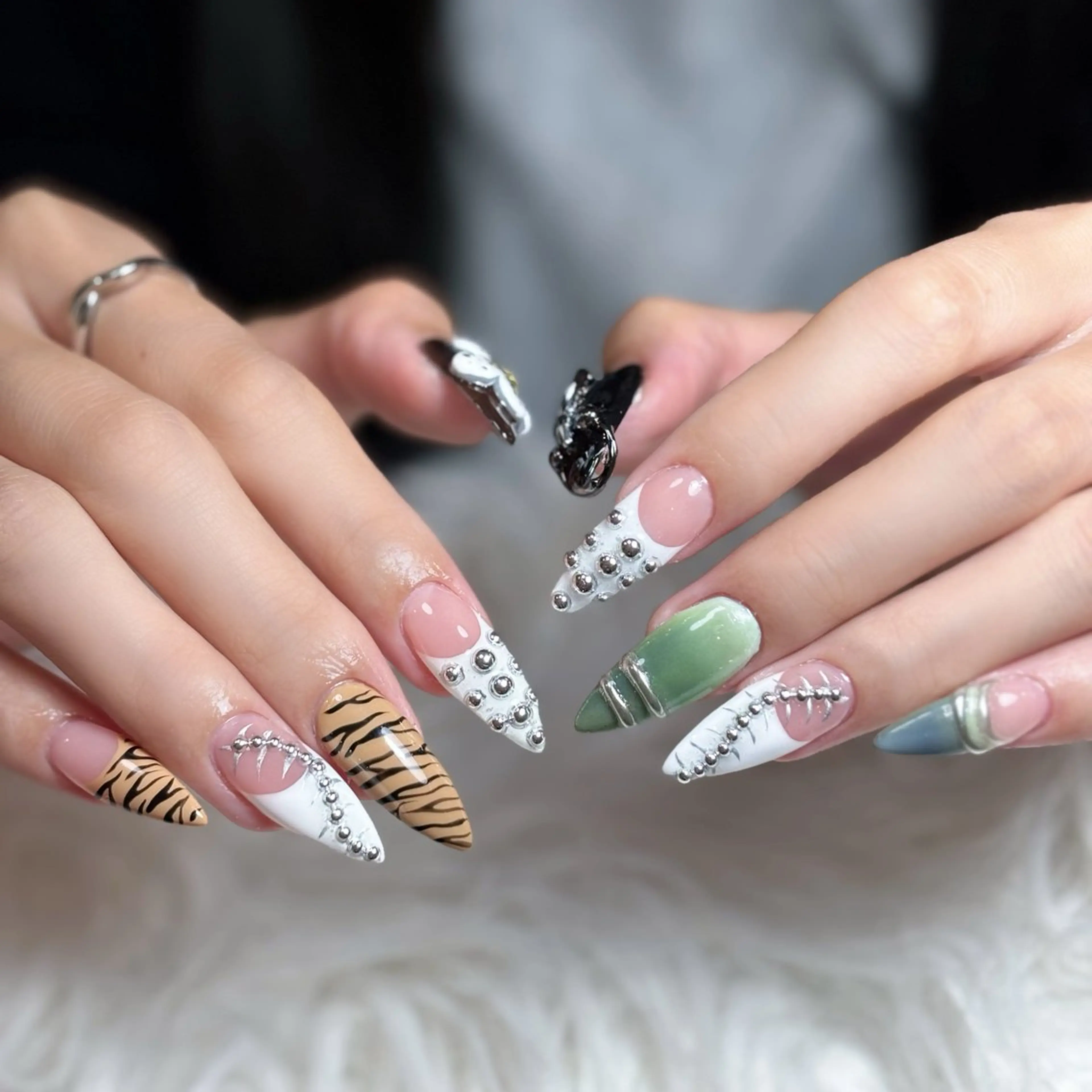 ネイル ボルドー ブラウン チークネイル ドット フットネイル Julli NailStudioのネイルデザイン