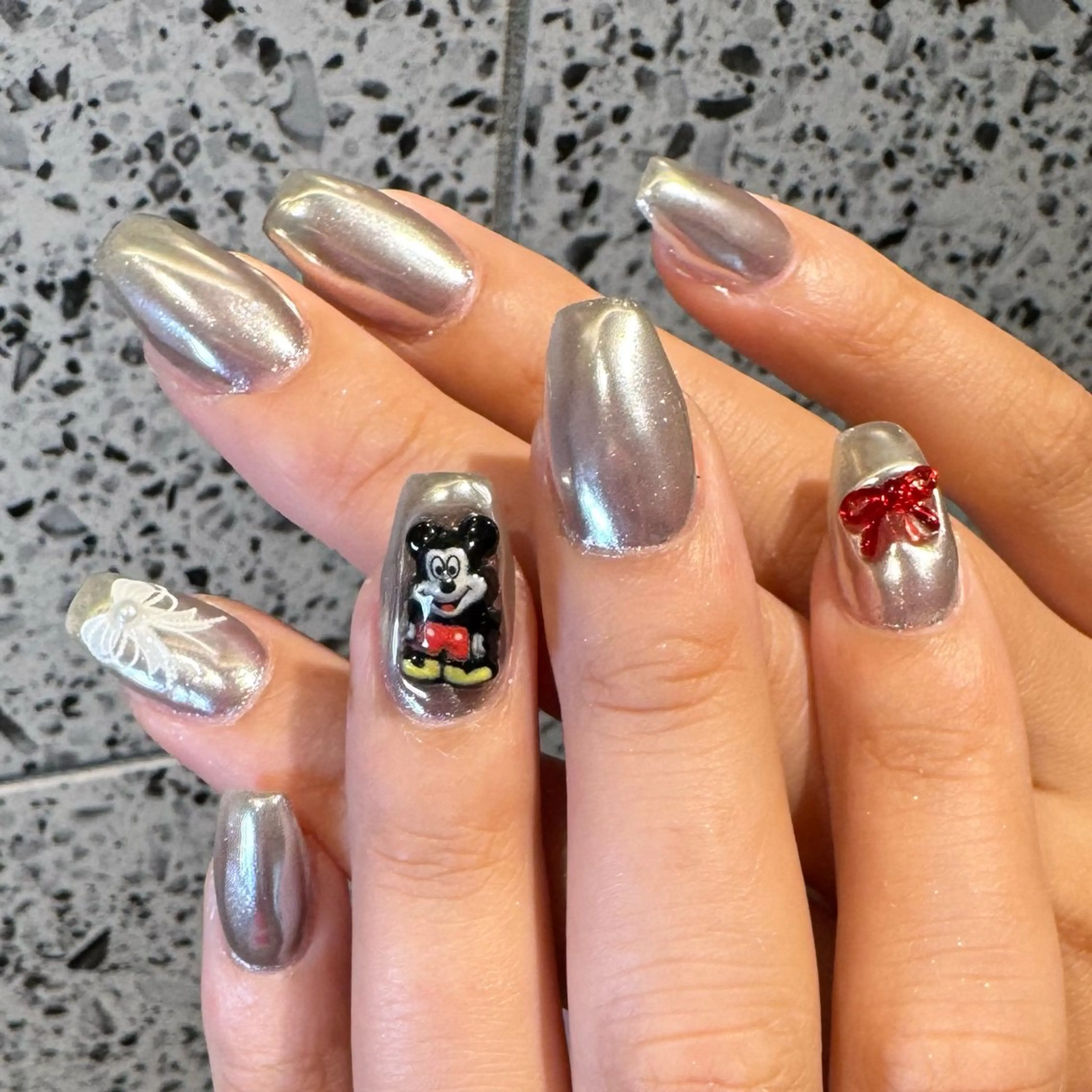 ネイル ミラーネイル ハンドネイル RIEKO🍒 ワンホン♡推しネイルのネイルデザイン