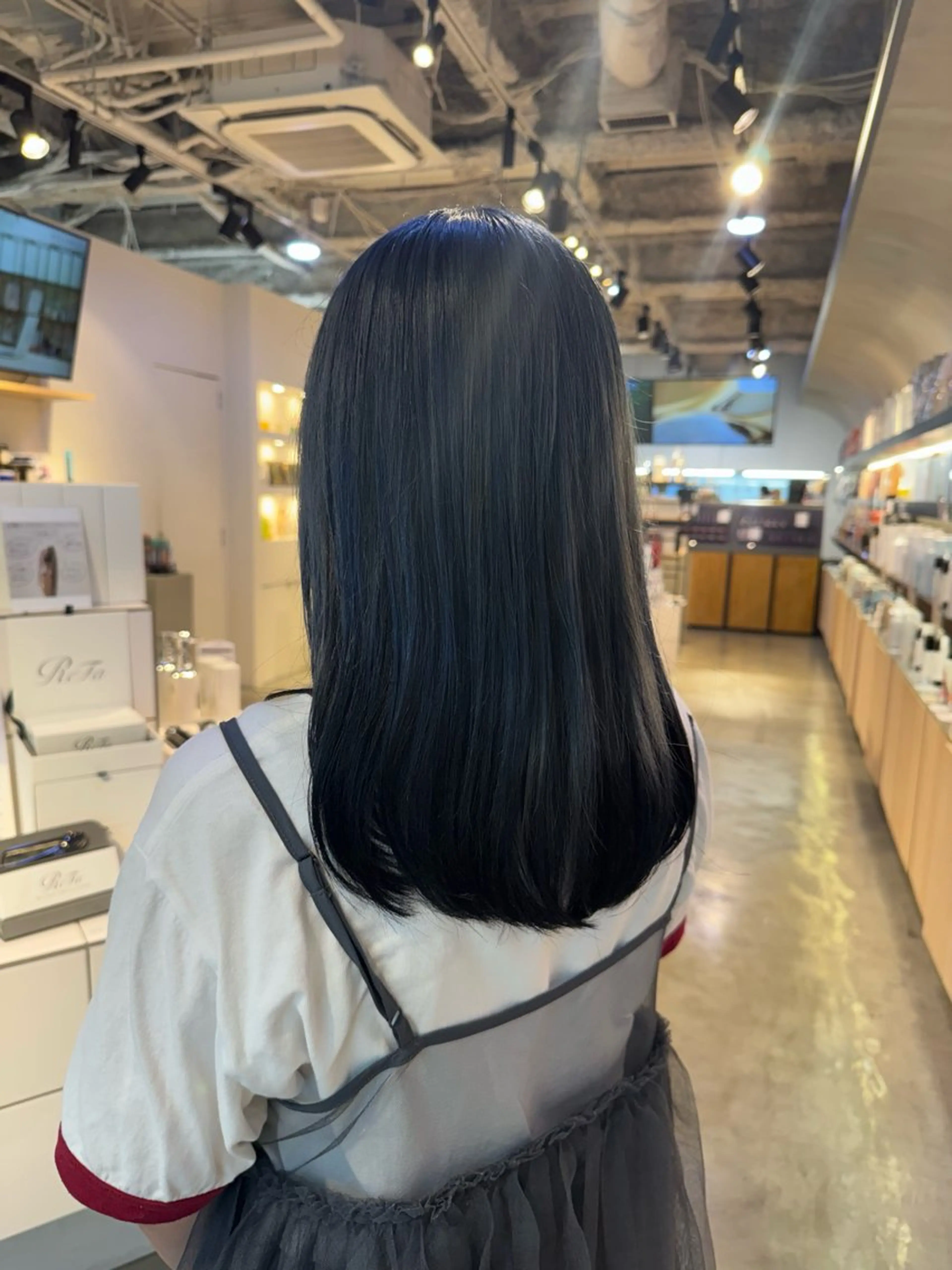 セミロング カラー 黒髪 デザインカラー ネイビーカラー ヘアカラー SEAM所属・詩音 ／札幌美容師のヘアスタイル