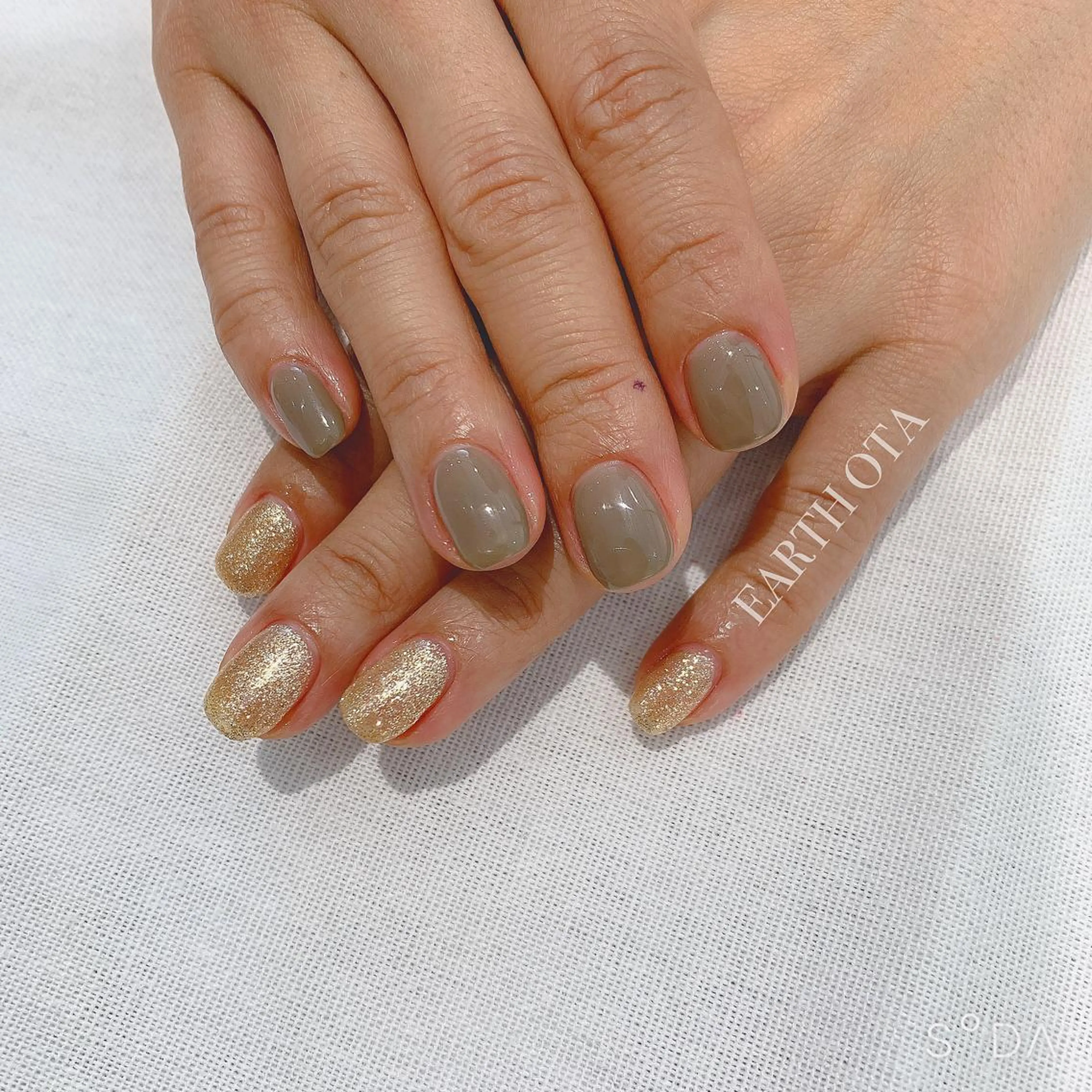 ネイル ゴールド ラメ(グリッター) Rena colore'のネイルデザイン