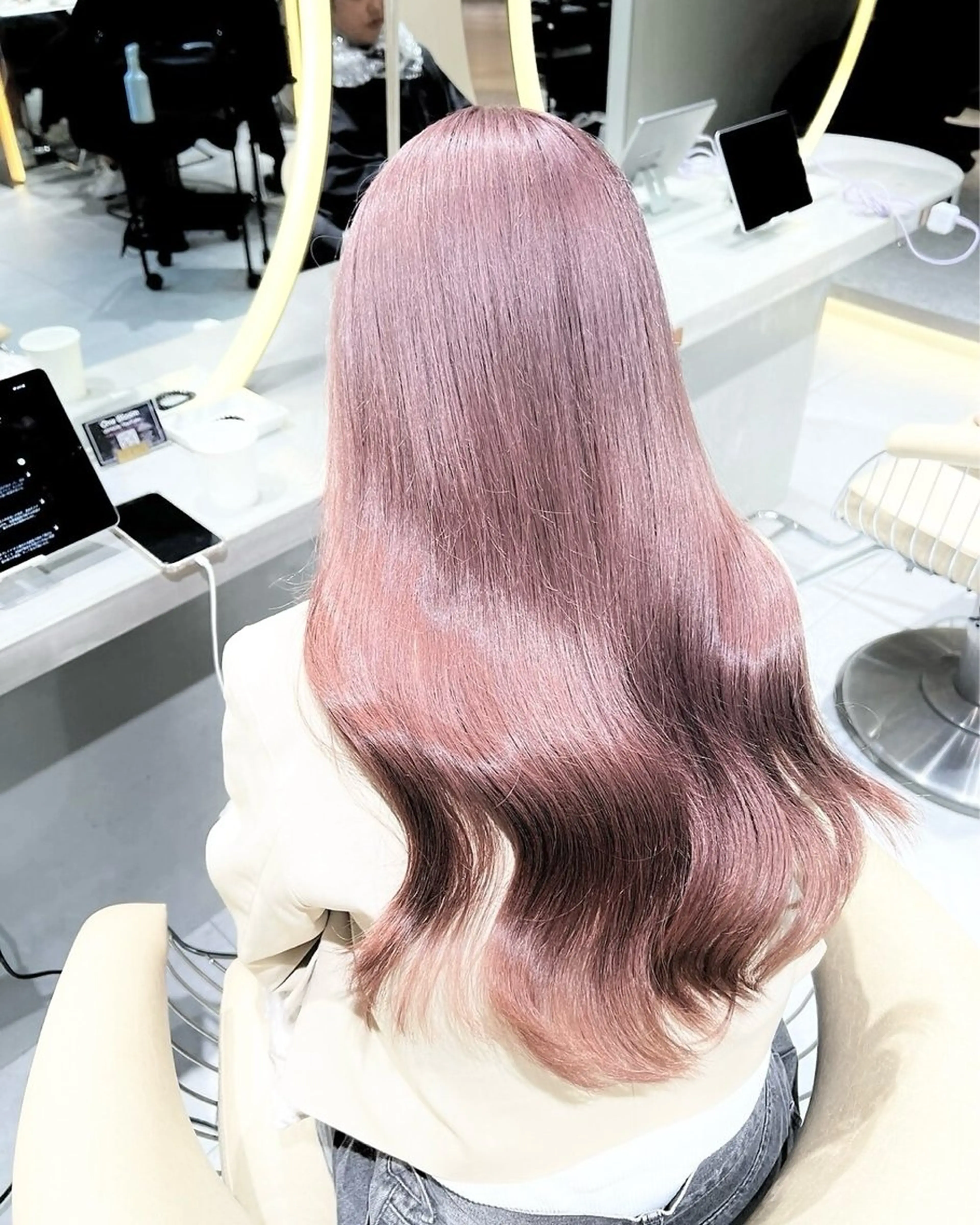 ロング カラー ヘアカラー トリートメント Lond Le'a /ハイトーンカラーのヘアスタイル
