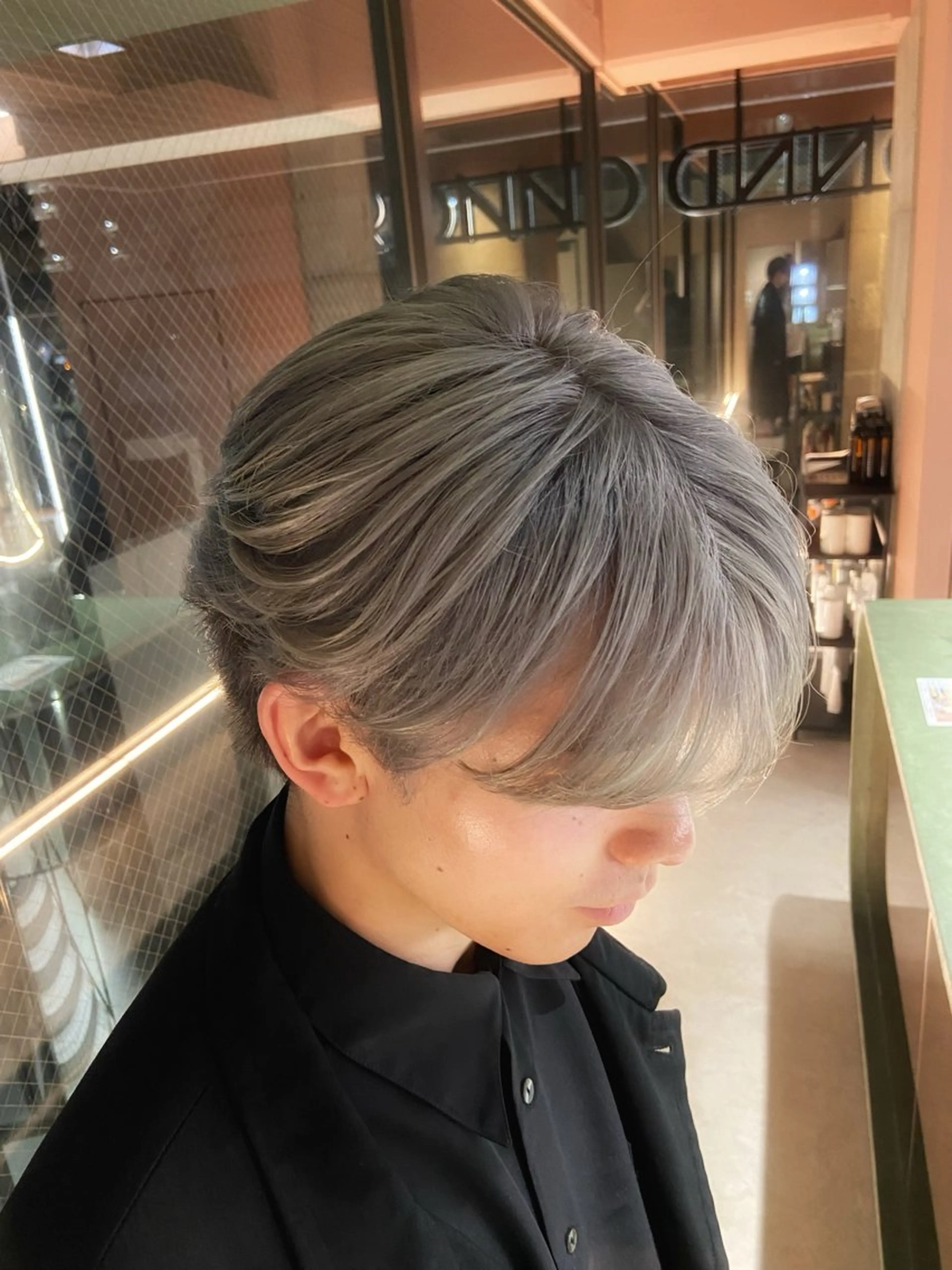 ショート カラー メンズ シルバー ホワイトシルバー 艶髪矯正|ダイオウ シュナのヘアスタイル