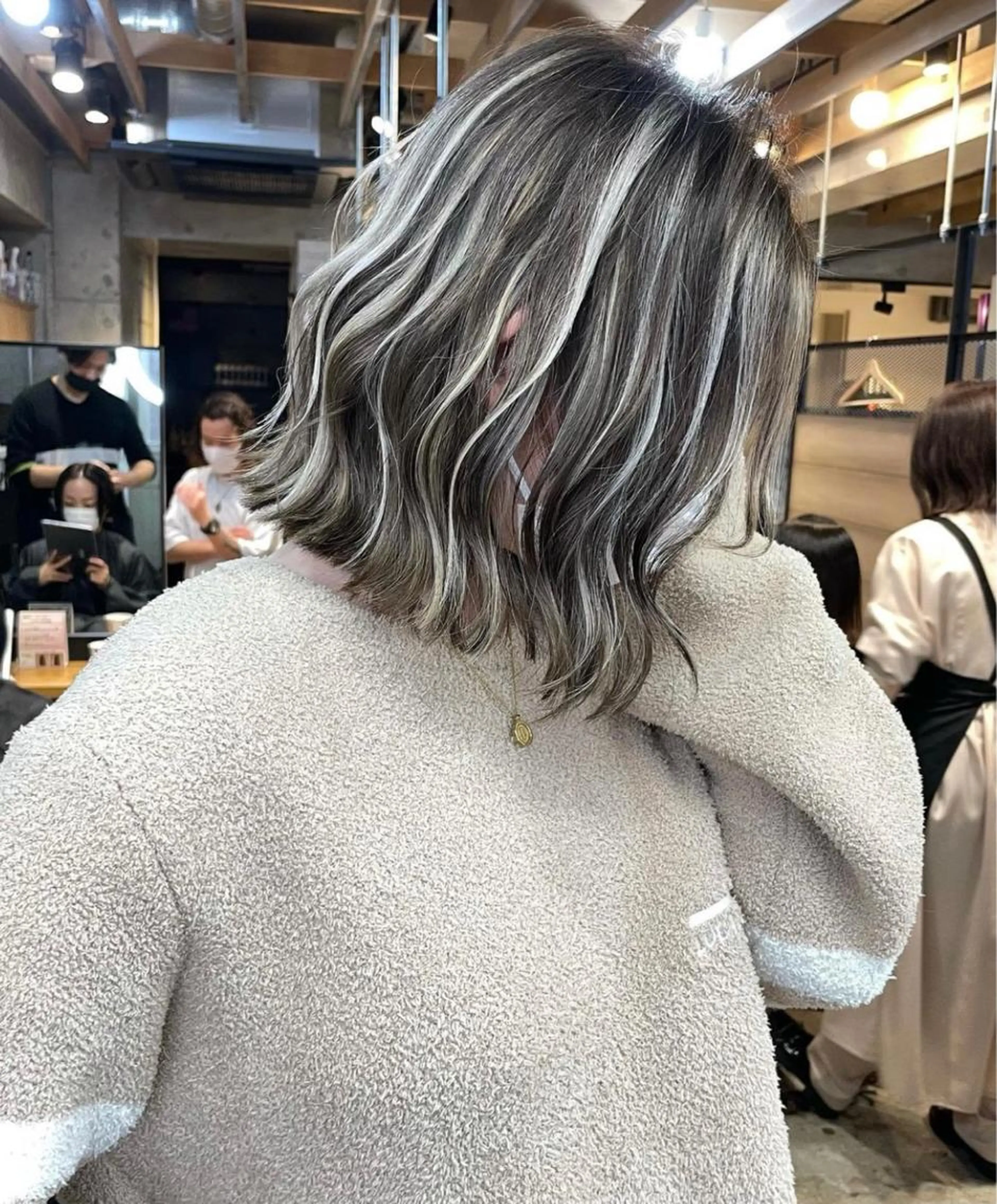 ▫️ホワイトハイライト▫️ホワイトブリーチ+カラー+1stトリートメントの写真