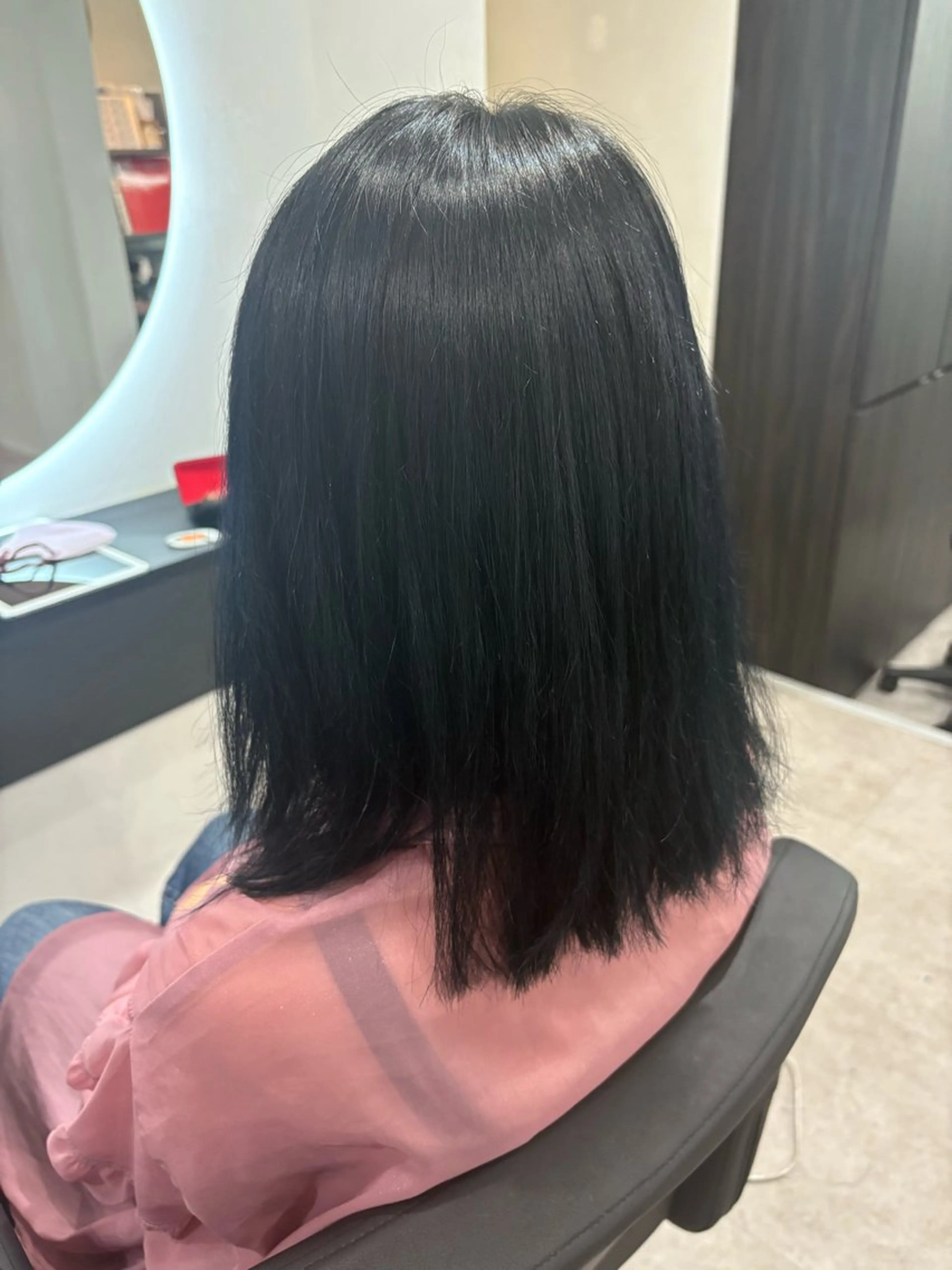 セミロング カラー 黒髪 ブルーカラー ブルーブラック 臼井 いづみのヘアスタイル