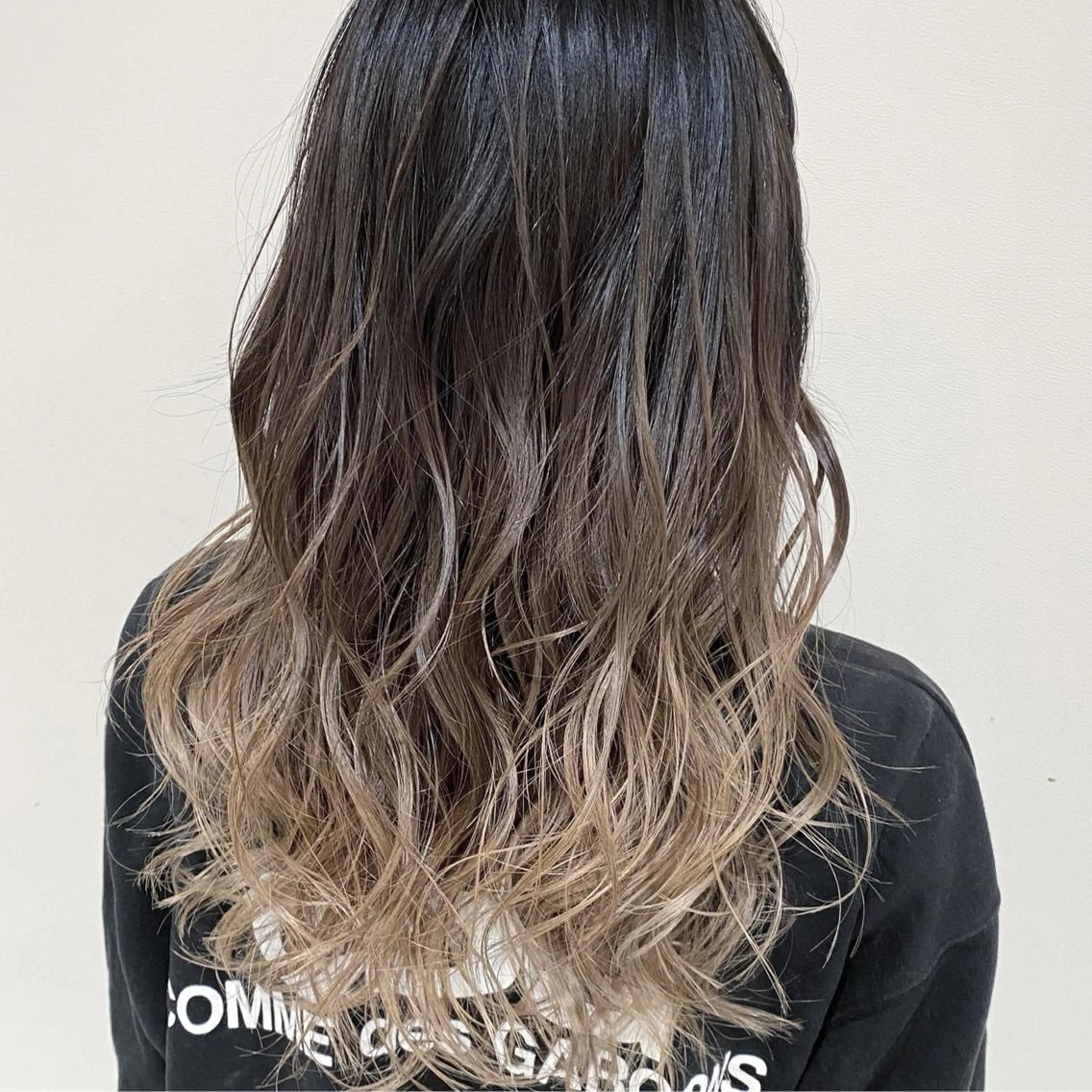 ミディアム カラー アッシュ アッシュグレー アッシュグレージュ バレイヤージュ ミストバング AMI Hair  supply所属・髪質改善カラー 韓国風レイヤーのヘアスタイル