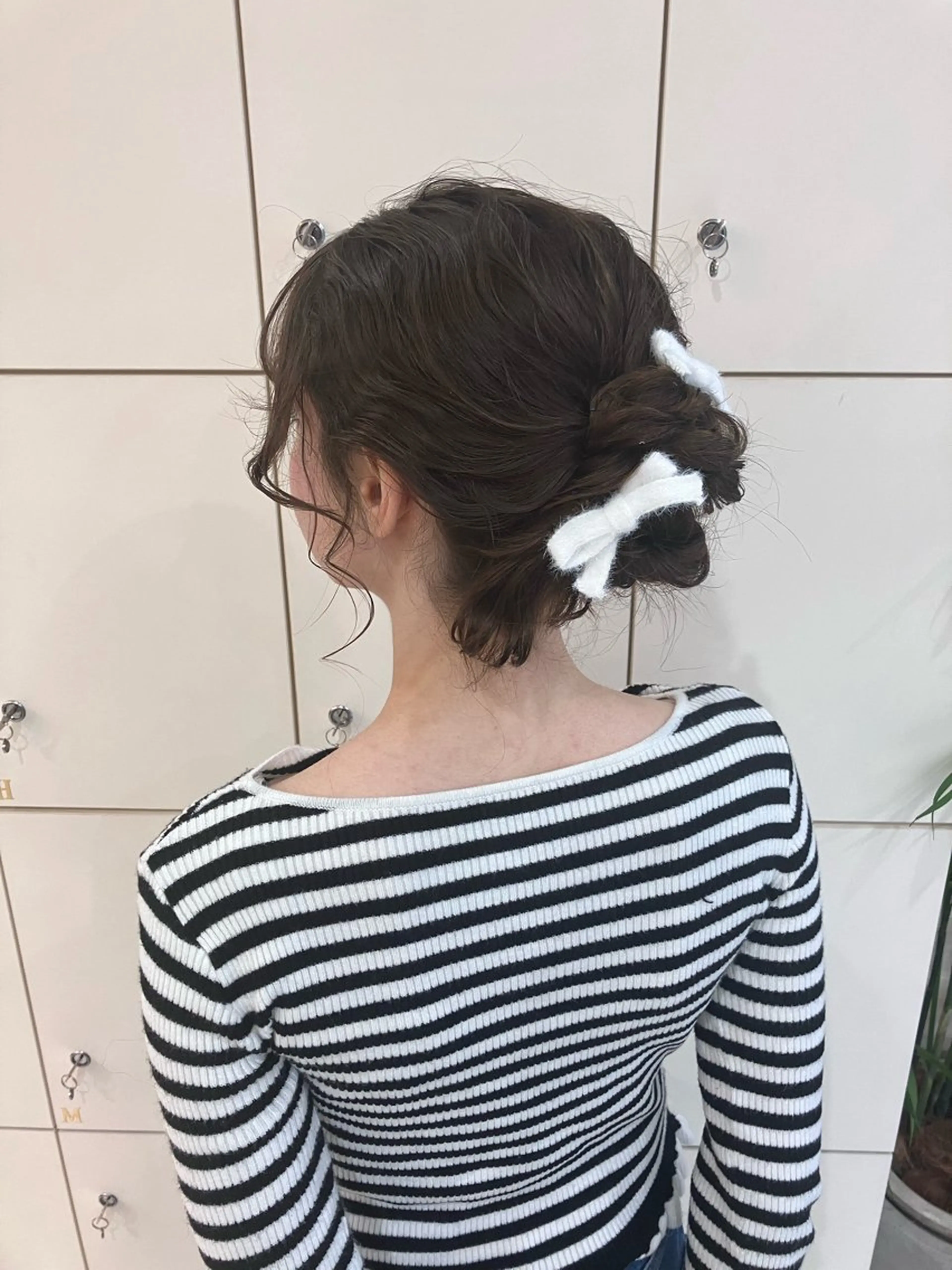 ヘアアレンジ お団子ヘア フレンチガーリー 前髪/顔周り/透明感 艶カラーとどさんのヘアスタイル