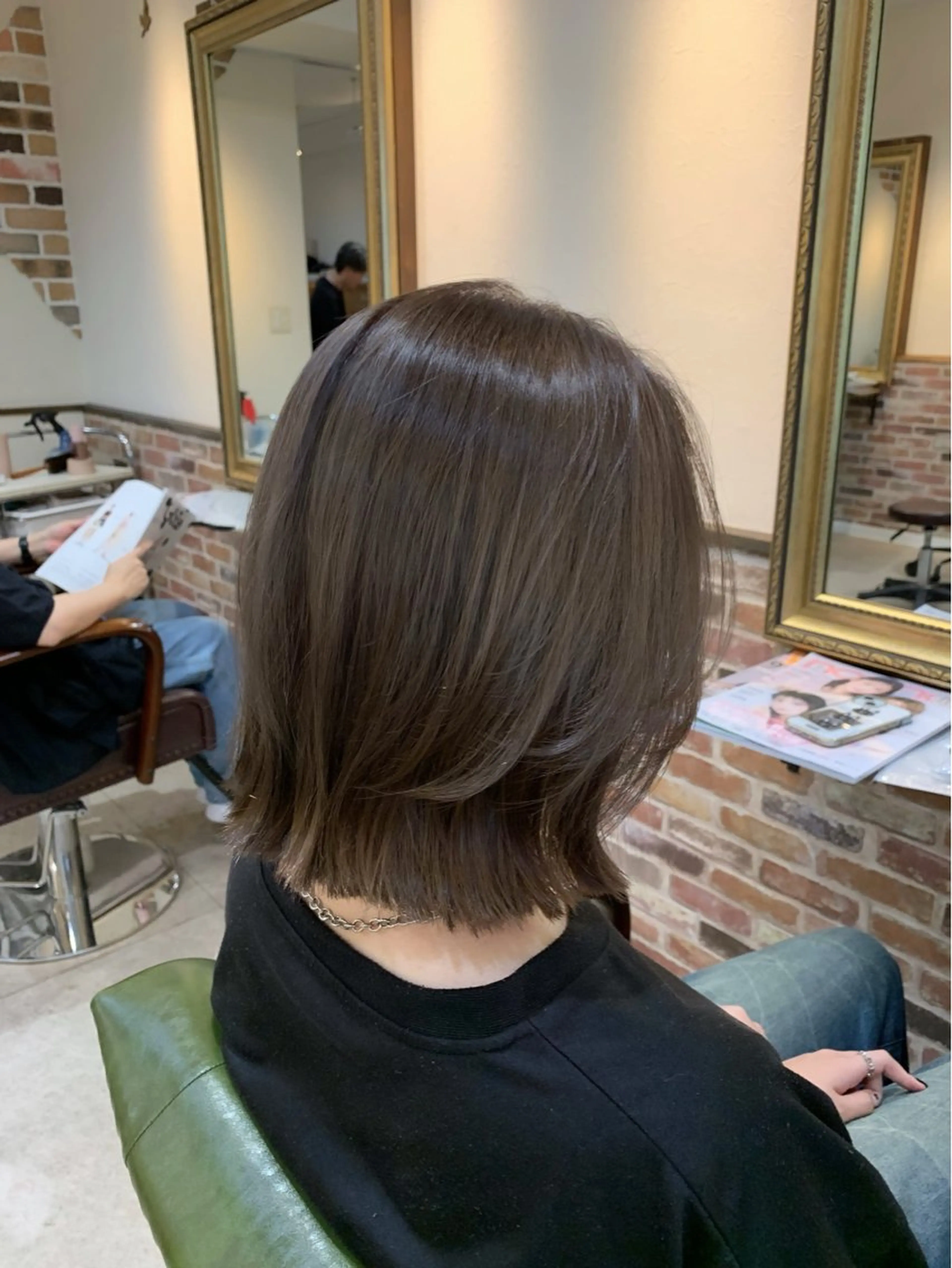 ミディアム カラー グレージュ ヘアカラー 越冨 晃平のヘアスタイル