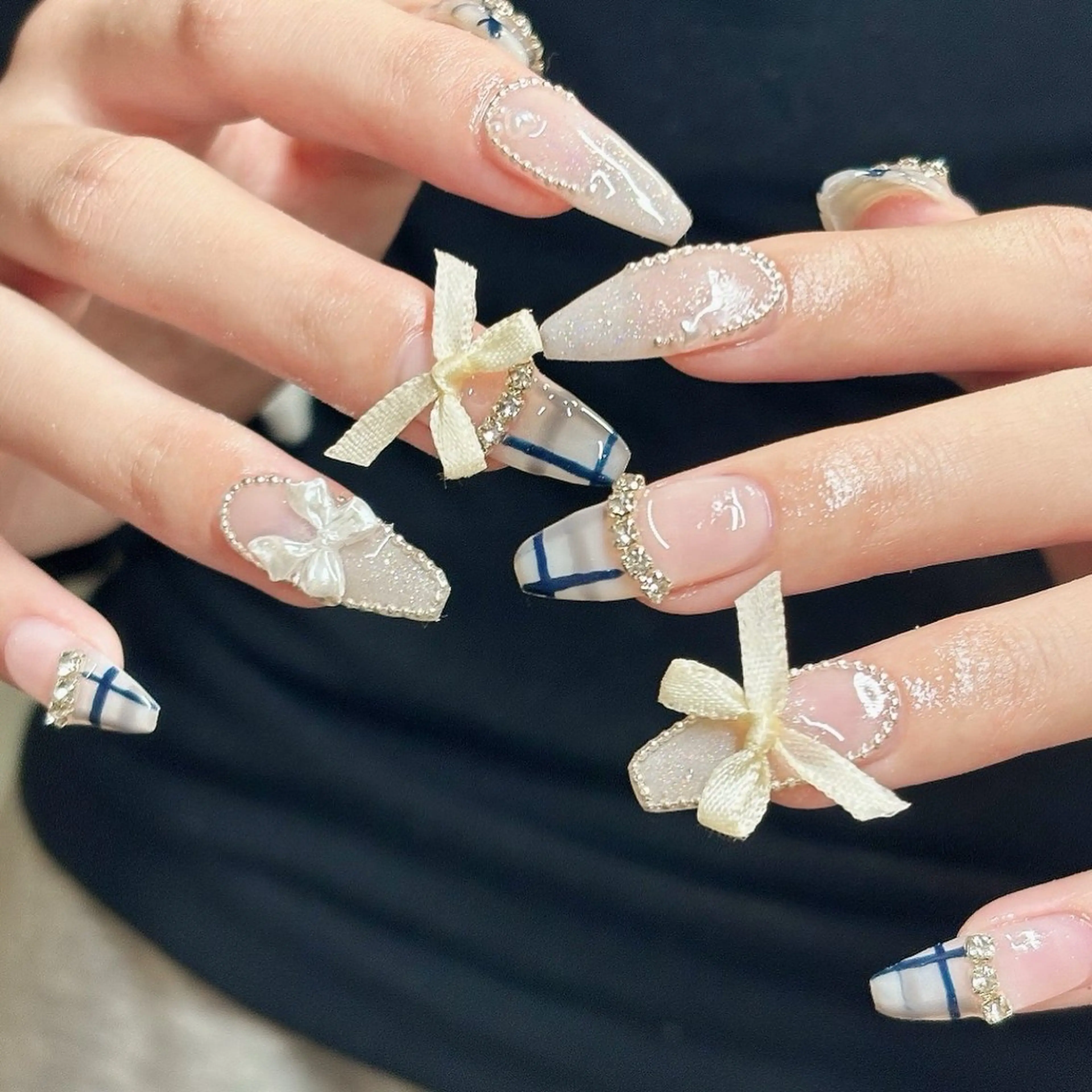ネイル ガーリー キラキラネイル ラメ(グリッター) ラメグラデーション リボン ハンドネイル ハンドケア 🎀NAIL🎀 AI🪄︎︎◝✩のネイルデザイン