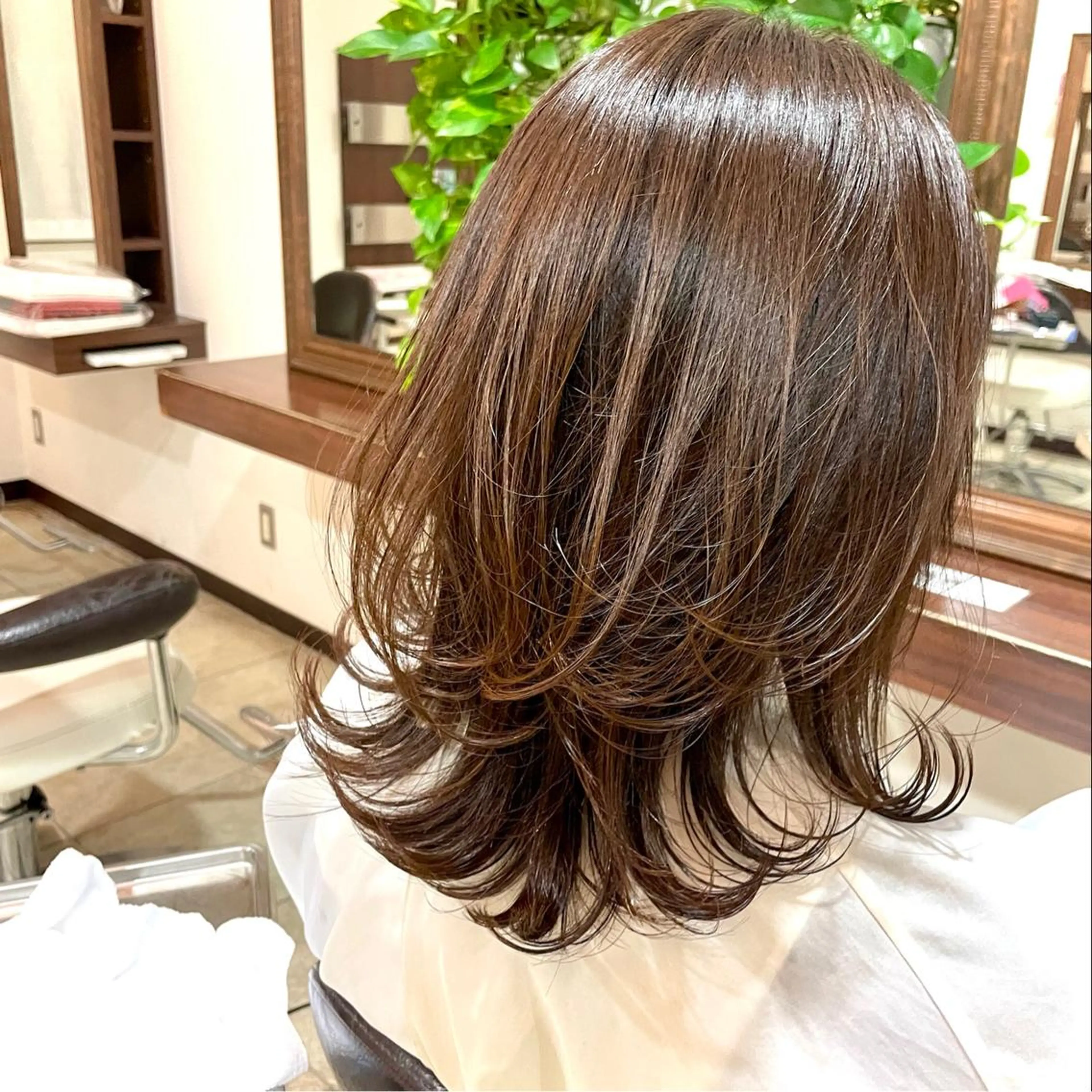 セミロング カット 吉田 桃夏のヘアスタイル