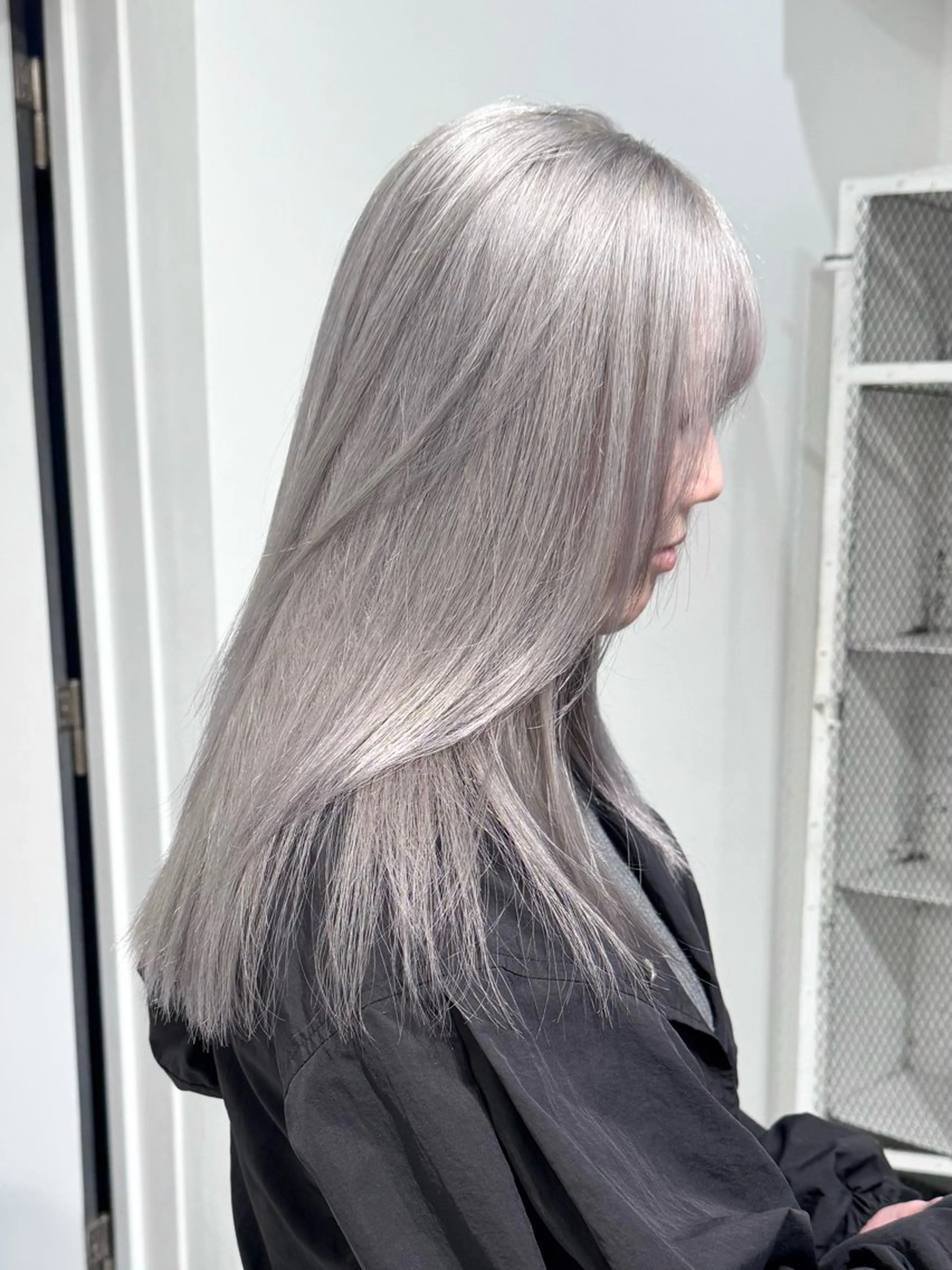 セミロング カラー ヘアアレンジ ブリーチ グレージュ ハイトーンカラー シルバー ホワイトシルバー カット ヘアカラー トリートメント 艶ハイトーン/ヘア アレンジAYAKAのヘアスタイル