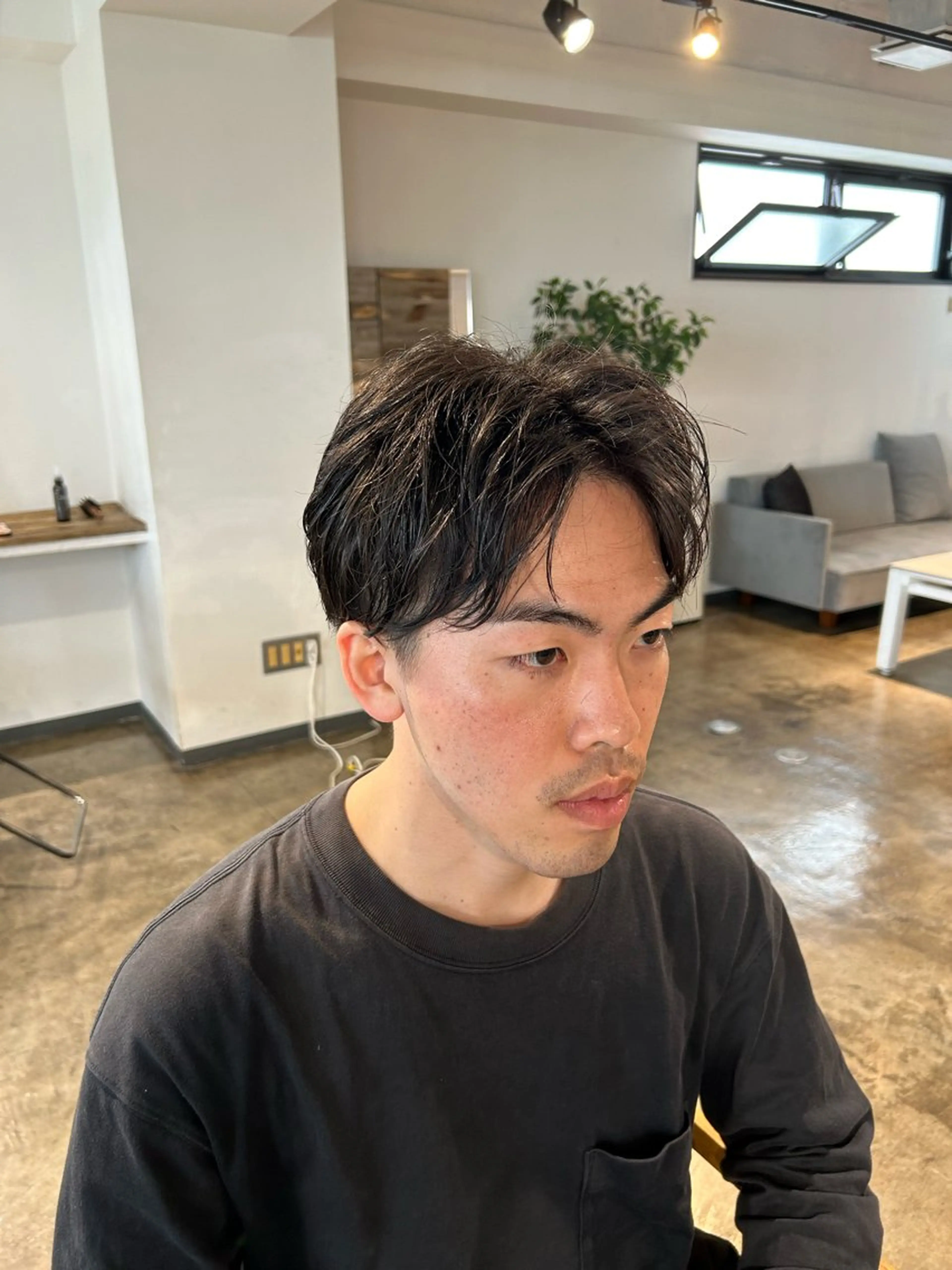 ミディアム パーマ メンズ ミディアムパーマ センターパート メンズパーマ ニュアンスパーマ become men's hair 名駅店所属・名駅/フェザーパーマ 韓国ヘア/森岡のヘアスタイル