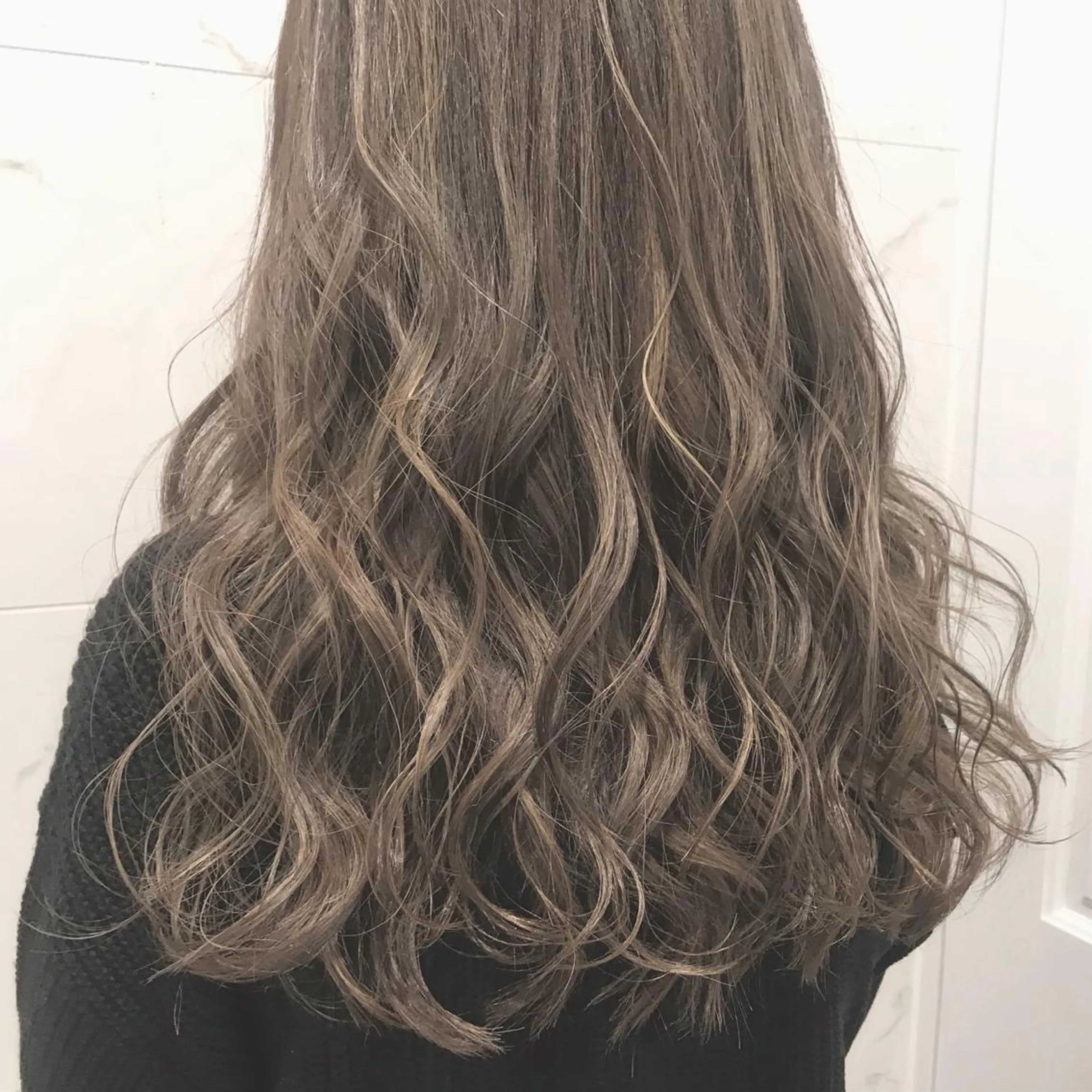 セミロング 外国人風カラー ハイライト 髪質改善 韓国風ヘア レイヤーカット ハリウッドブロウ LAID BACKの眉毛・アイブロウイメージ