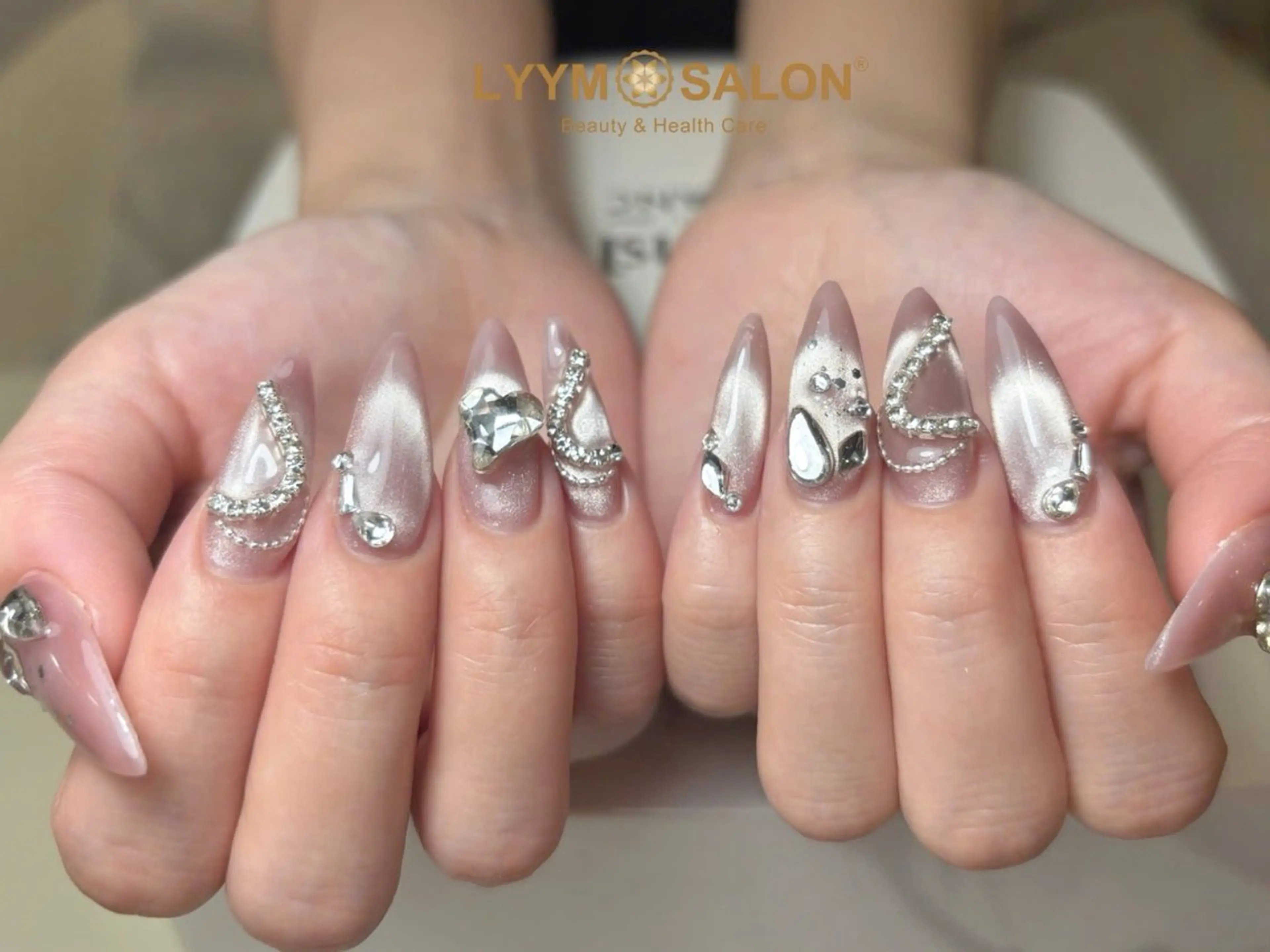 ネイル アートネイル オーロラネイル 長さ出し 韓国ネイル シルバー ハンドネイル LYYM Salonのネイルデザイン