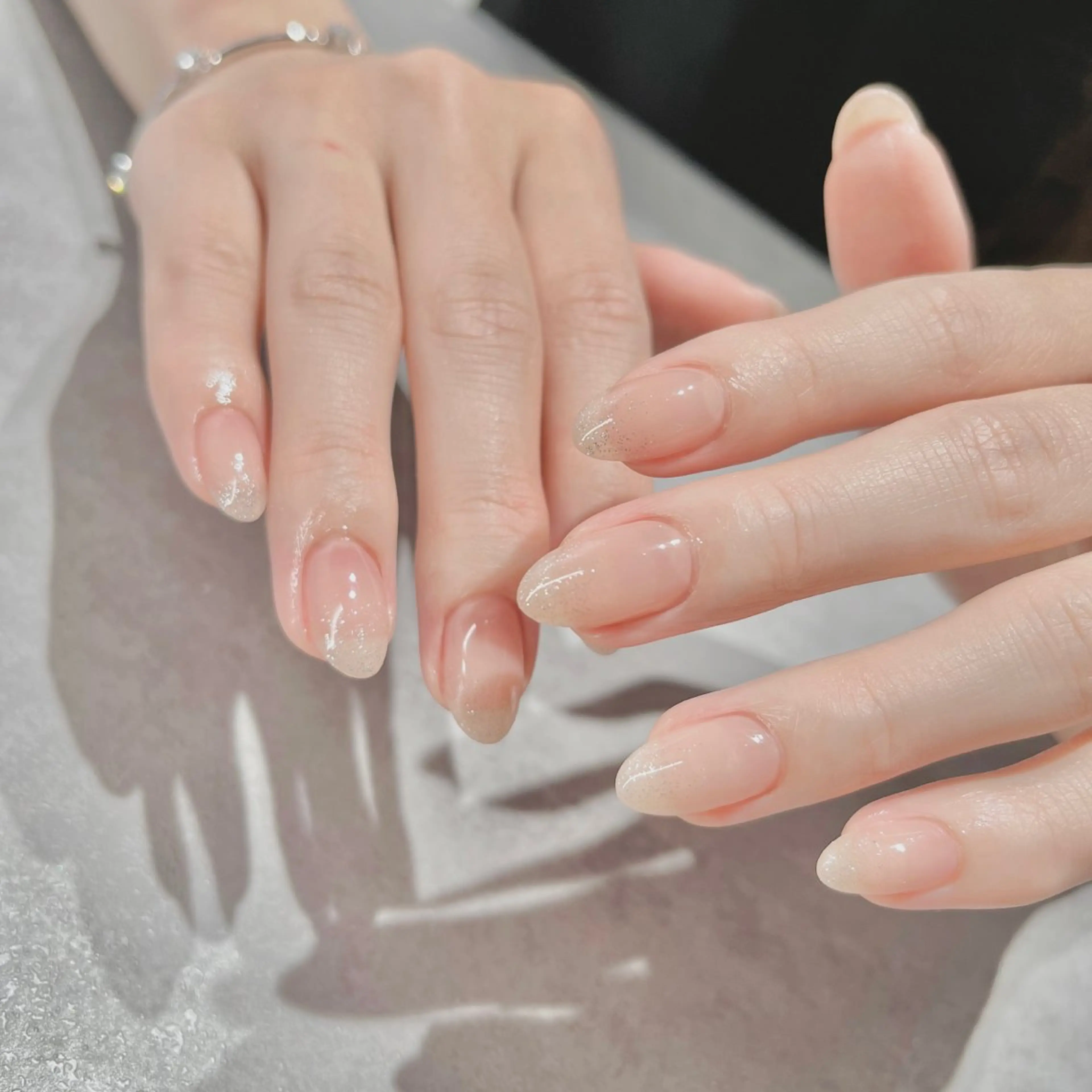 ネイル フットネイル フレンチネイル ジェルネイル ラメ(グリッター) ラメグラデーション ハンドネイル NEO Beauty Salon所属・𝐍𝐄𝐎 𝐉𝐔𝐑𝐈のネイルデザイン