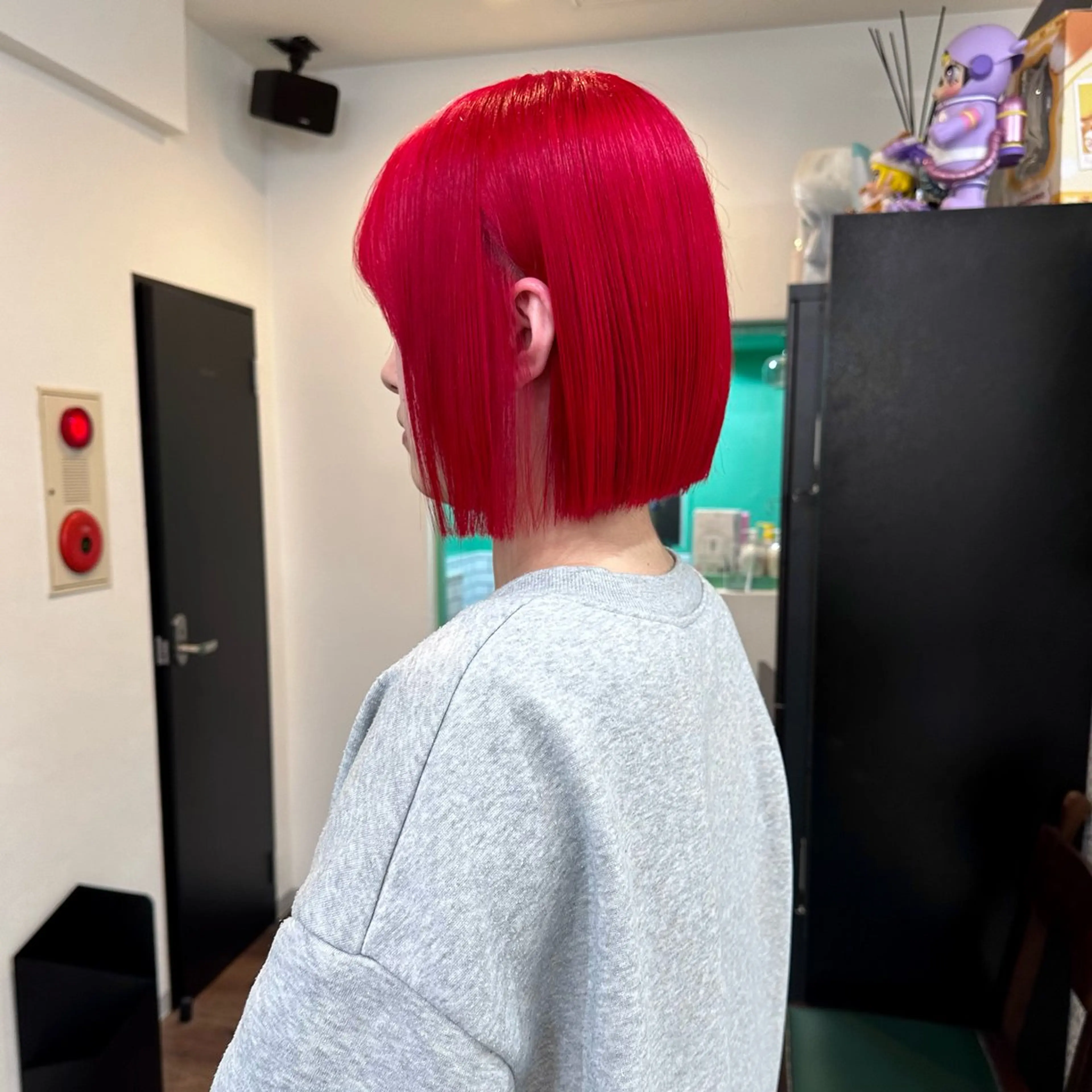 カラー 切りっぱなしボブ ブリーチ レッドカラー ボブ ヘアカラー slit kokoroのヘアスタイル