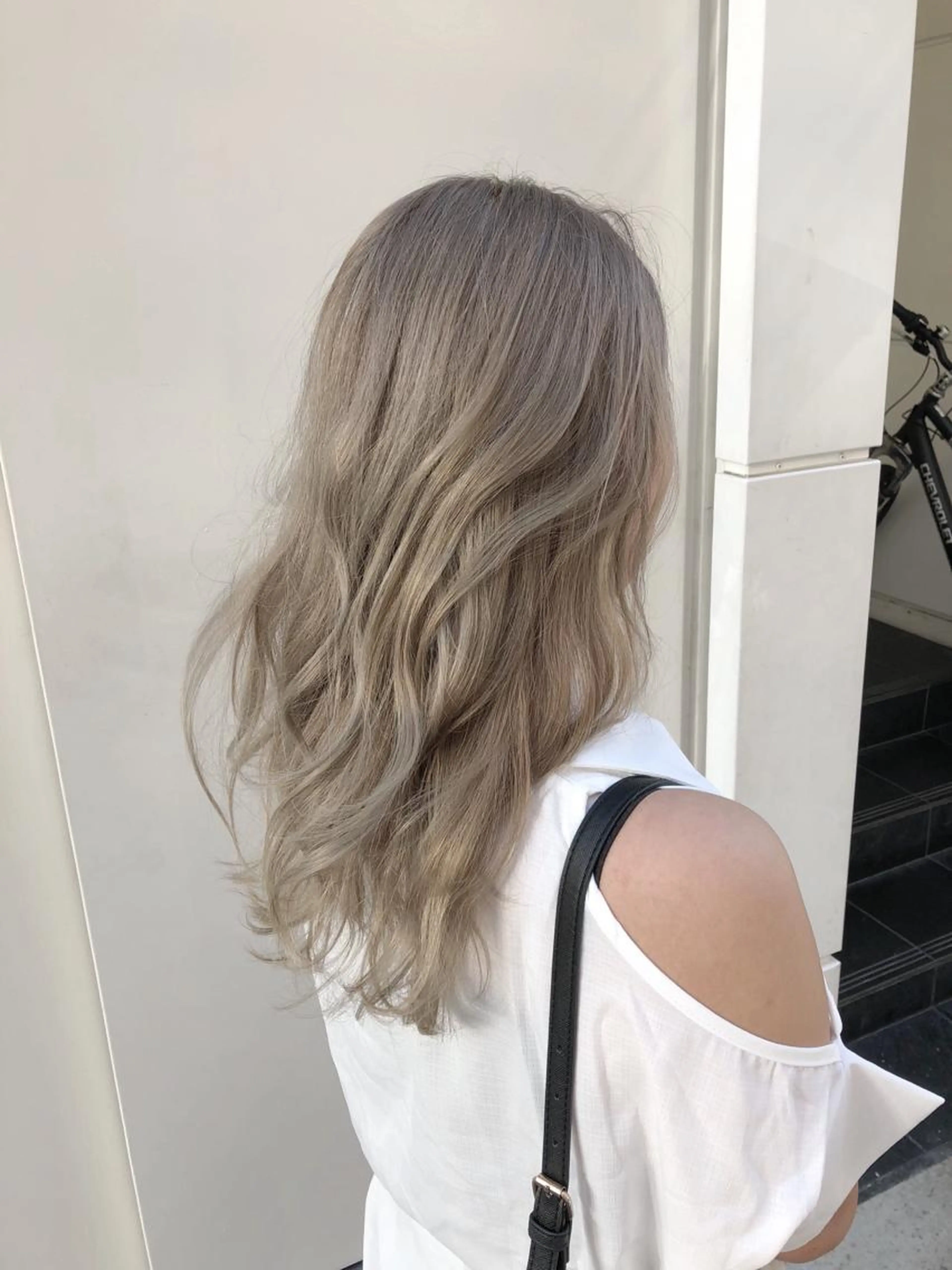 【50%オフ痛まないブリーチ使用⭐︎】オレンジ解消ファイバープレックスホワイトトリプルカラーの写真