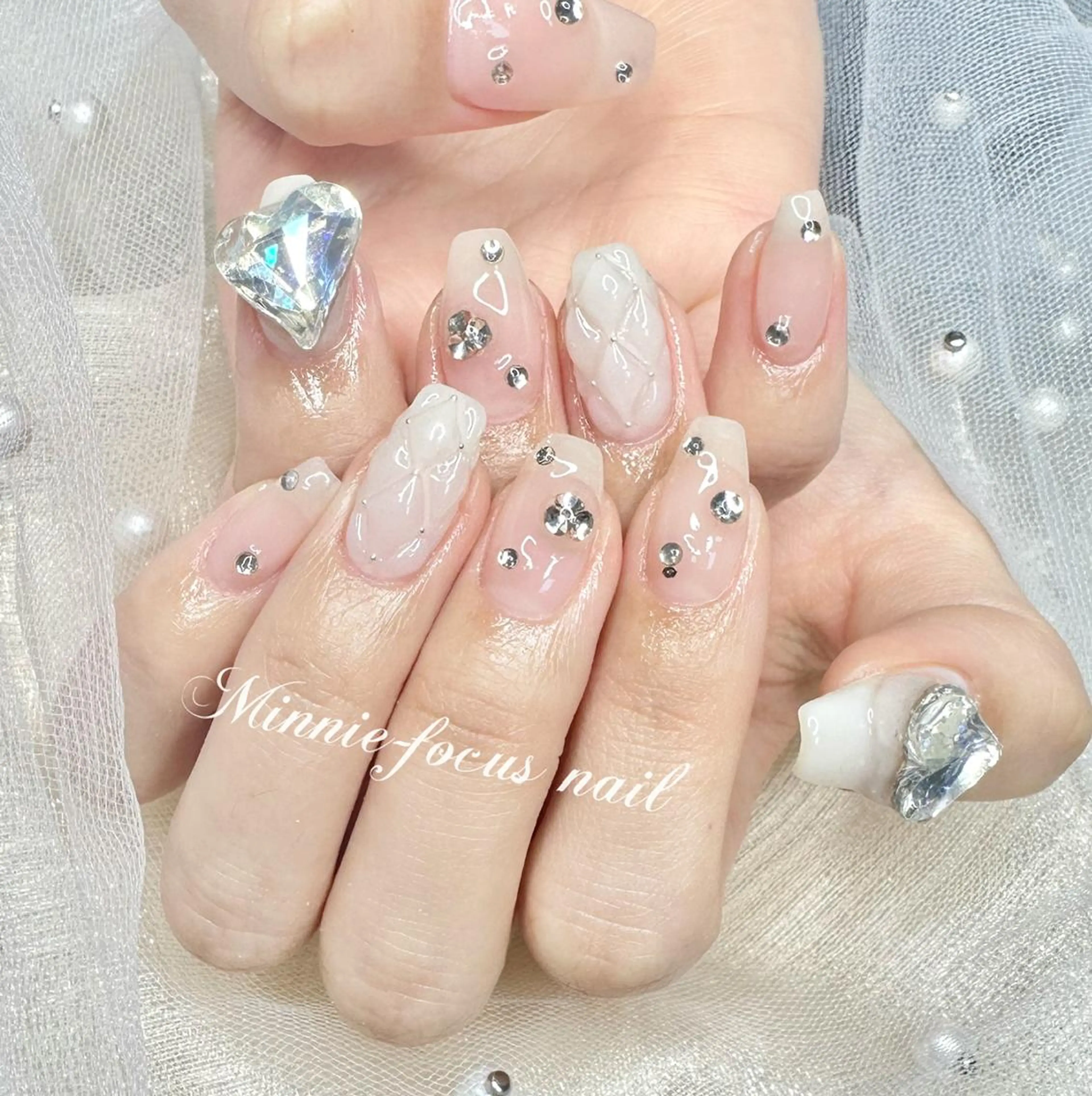ネイル ゴージャス キラキラネイル 韓国ネイル 持ち込み ワンホンネイル 🧸Rina nail✨のネイルデザイン