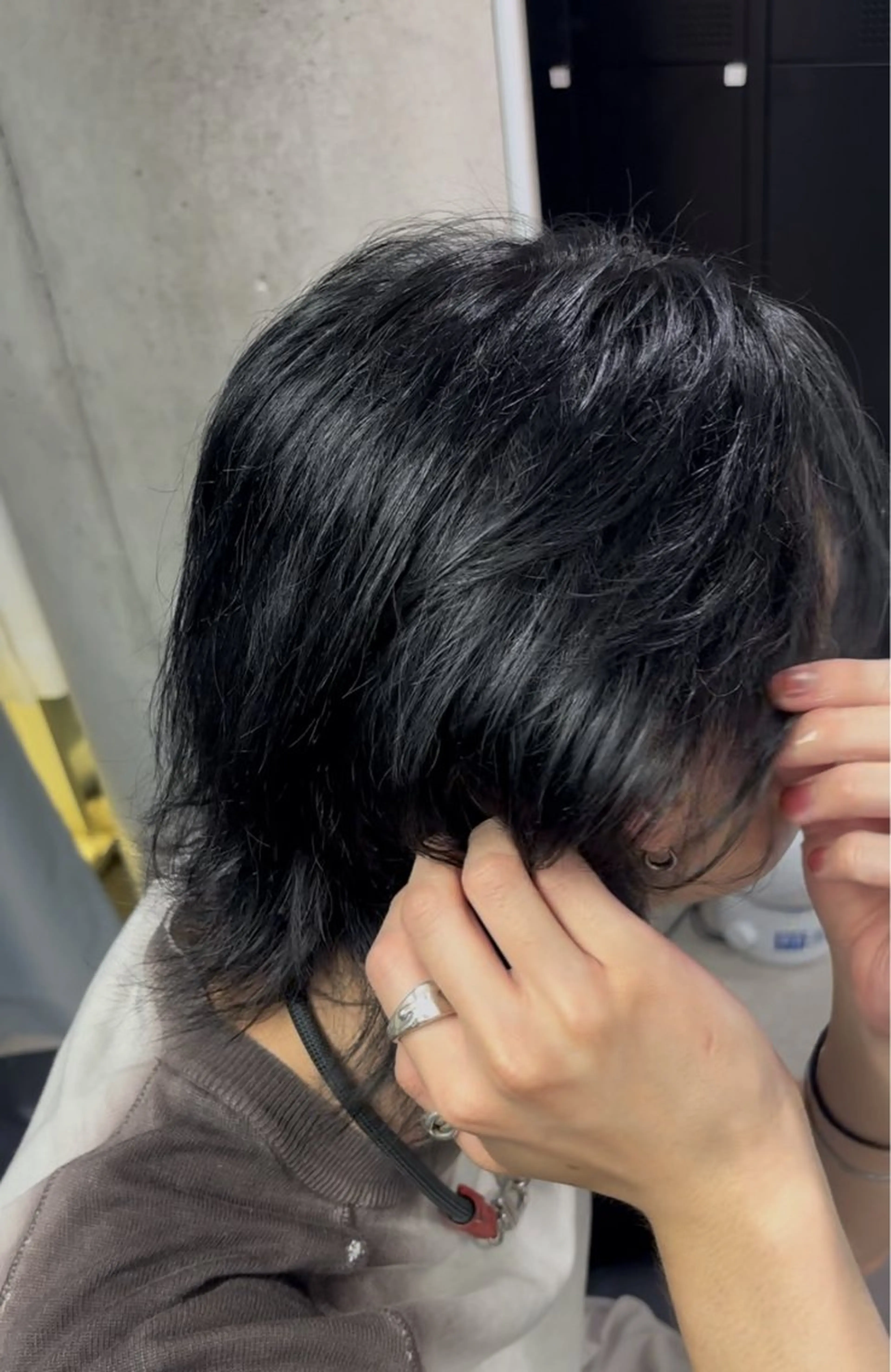 落ちる黒＋カットの写真