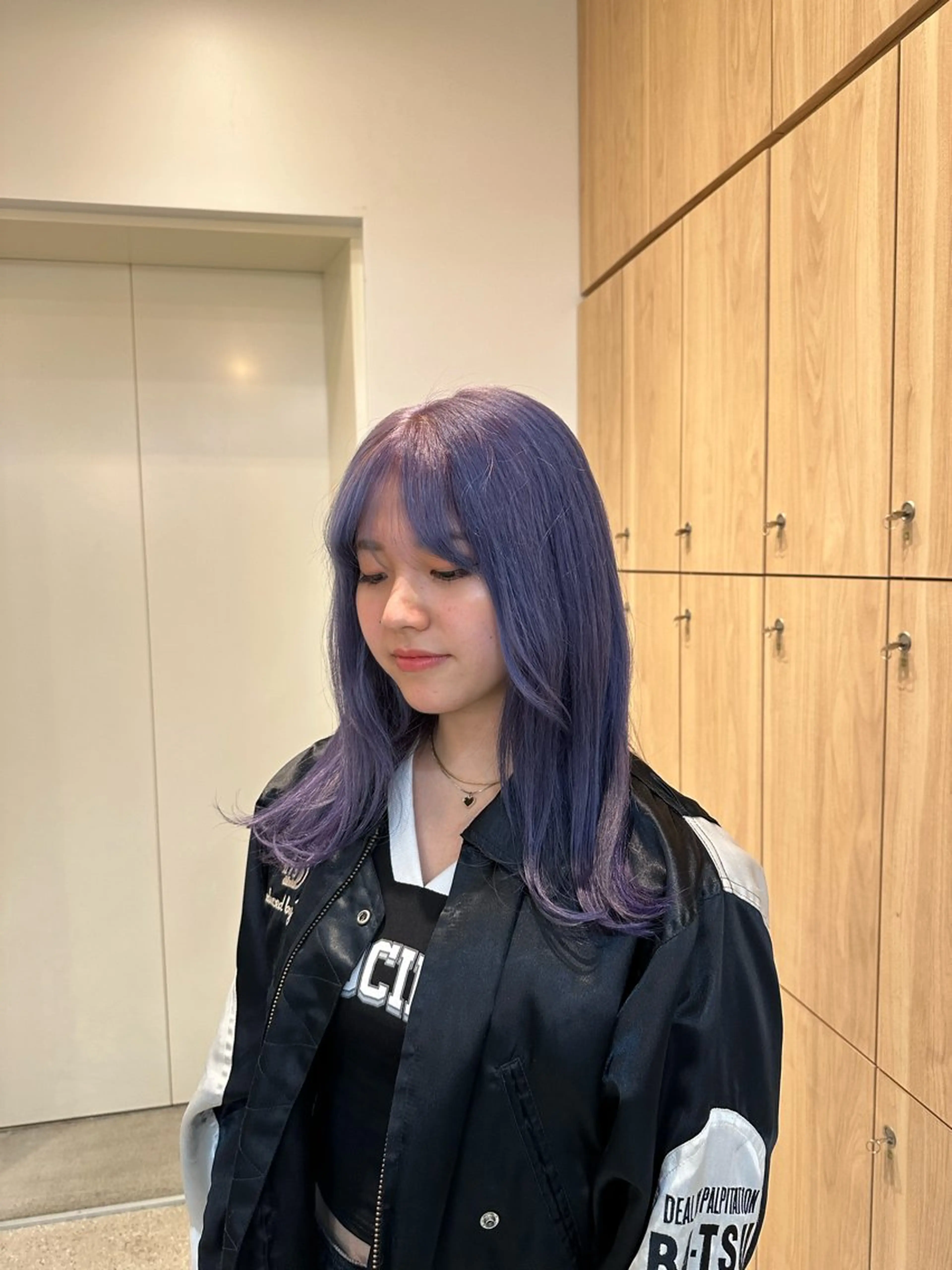 カラー ブルーカラー ブルーパープル カット ヘアカラー SALOWIN広島所属・ブリーチカラー/ ベージュ/SARAのヘアスタイル