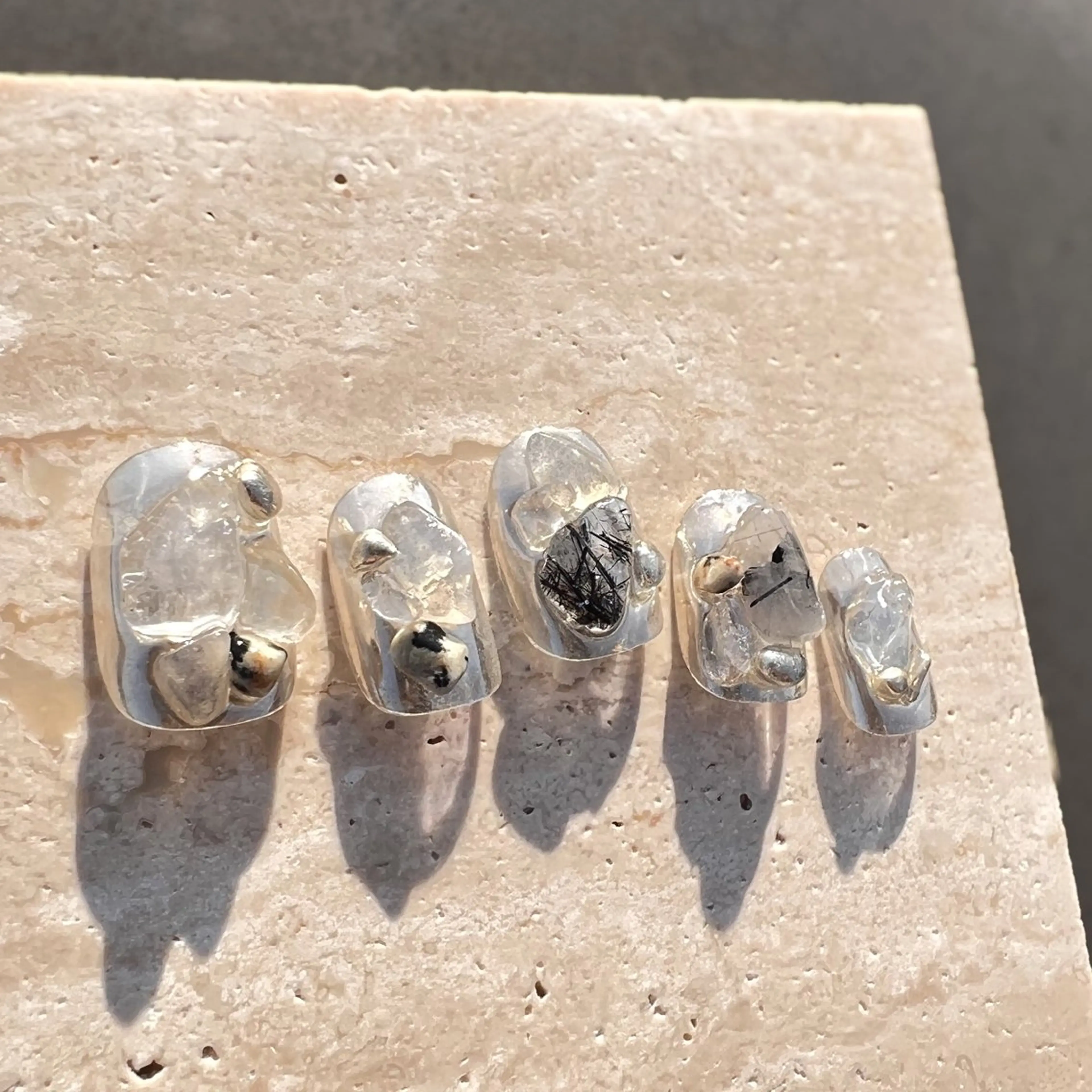 ネイル クリアネイル ミラーネイル ニュアンスネイル シルバー 冬ネイル ハンドネイル pointillé .ayaのネイルデザイン