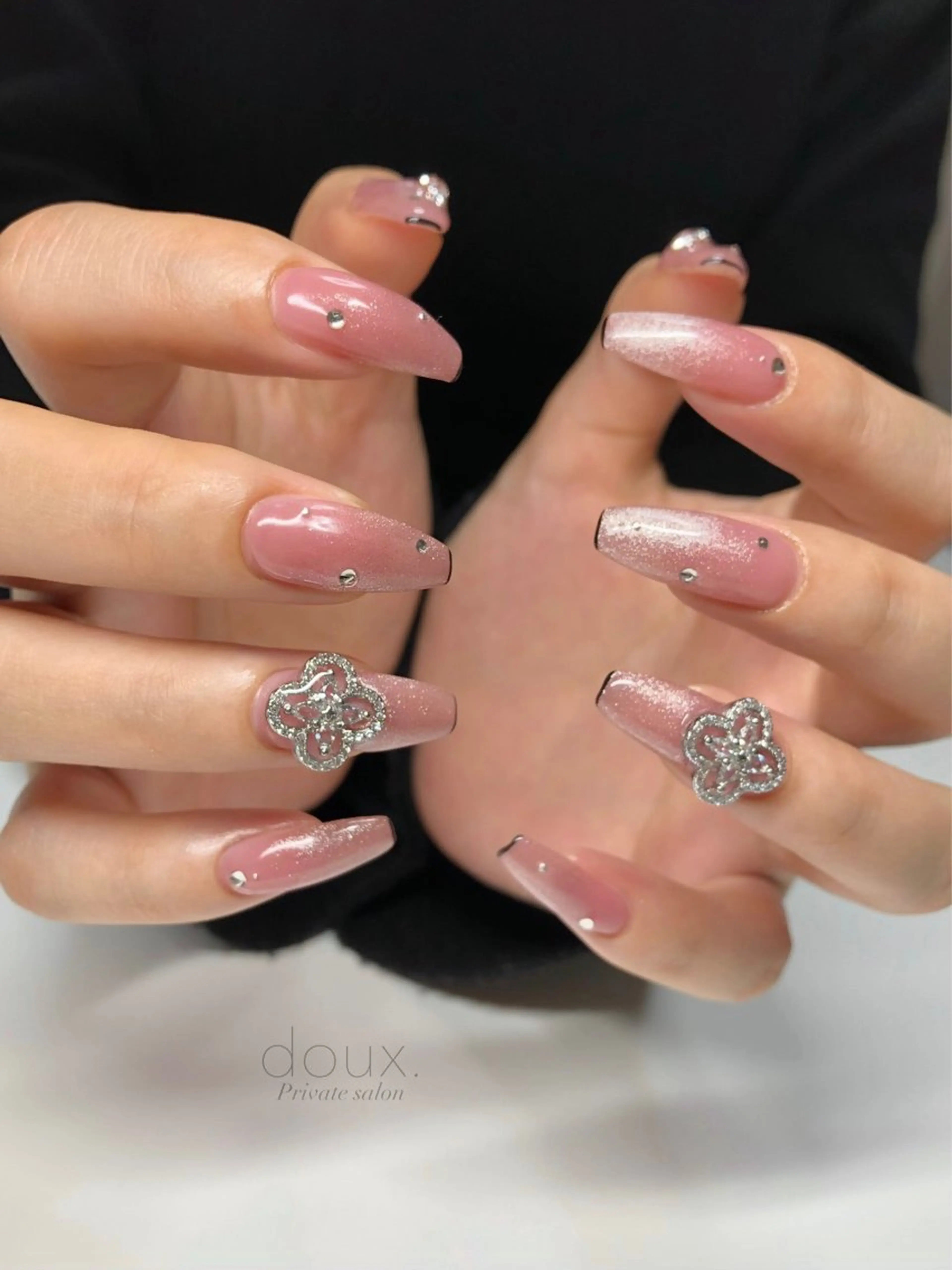 ネイル グラデーション キラキラネイル 韓国ネイル マグネットネイル ワンカラーネイル ハンドネイル doux. nailのネイルデザイン