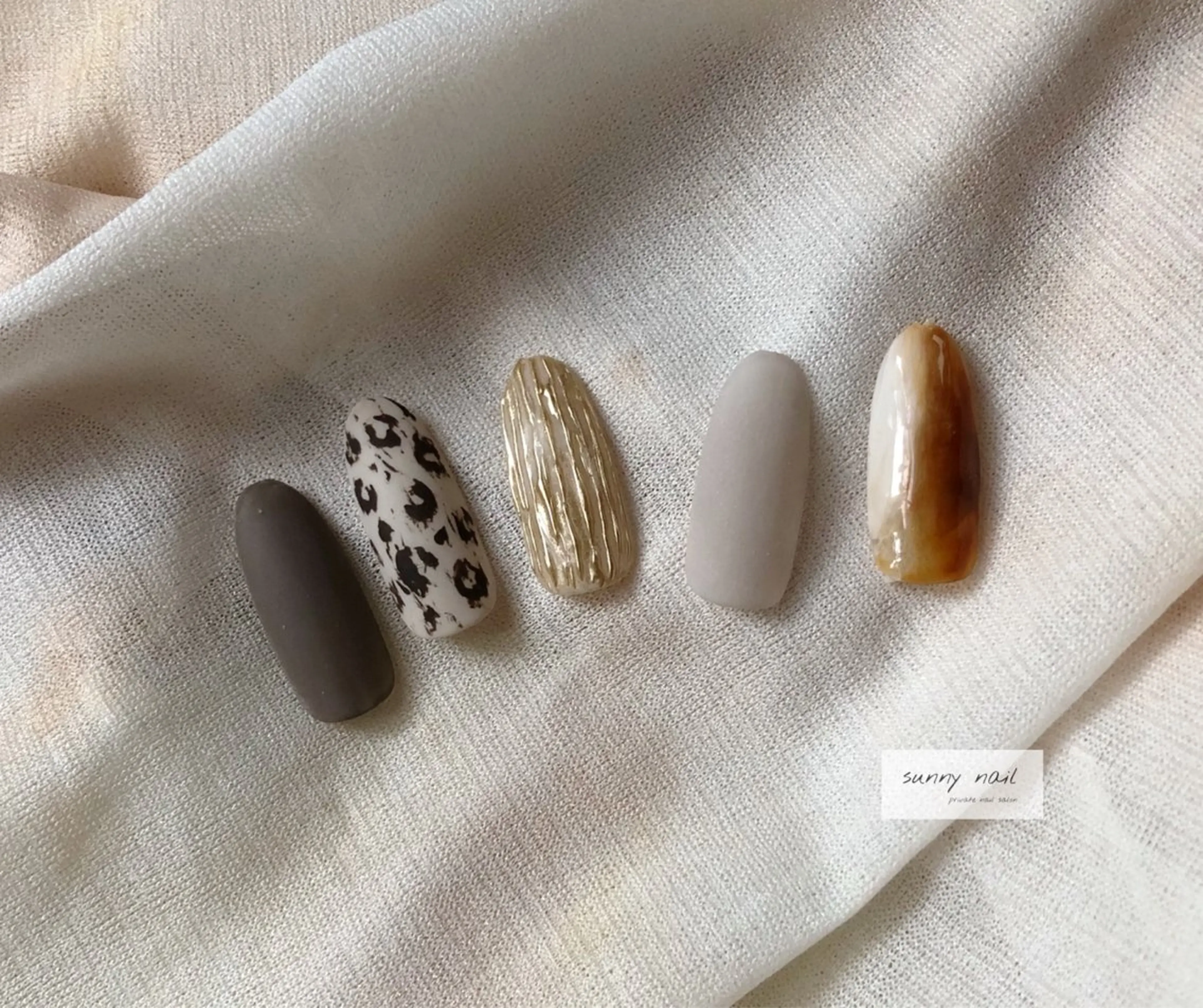 ネイル アニマル柄 アートネイル カジュアル ミラーネイル ニュアンスネイル sunny nailのネイルデザイン