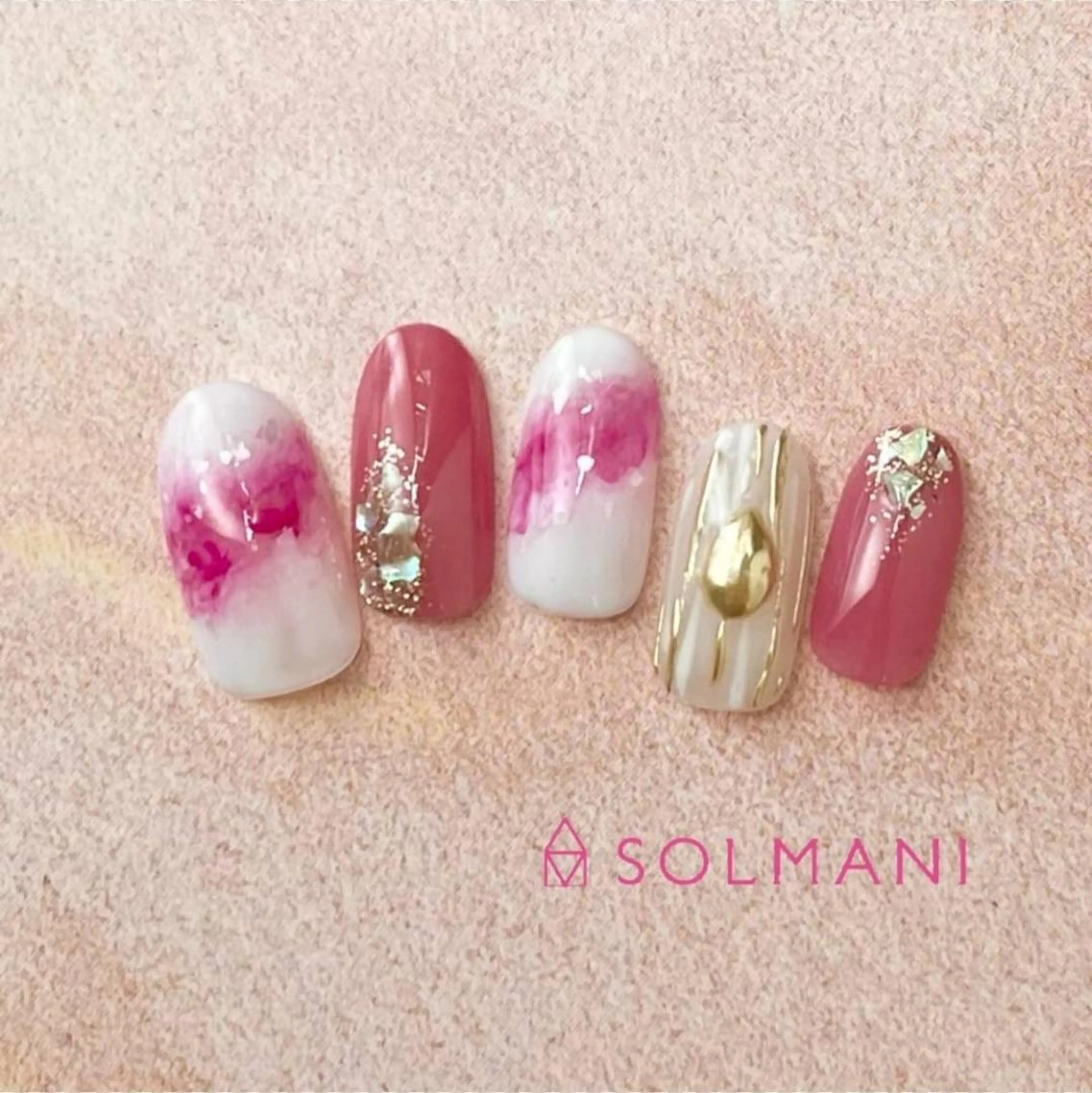 ネイル ミラーネイル ニュアンスネイル SOLMANI 予約担当のネイルデザイン