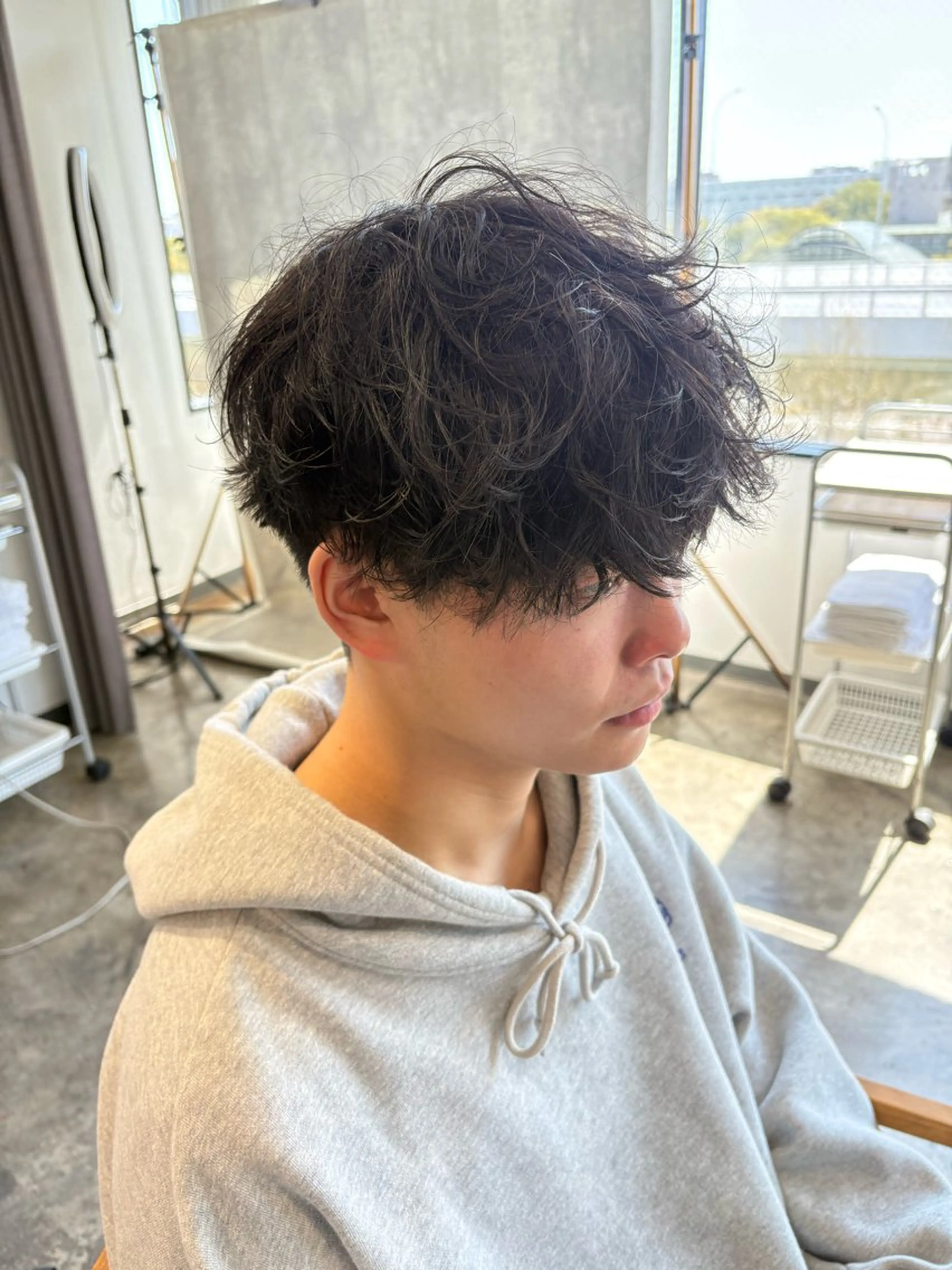 ショート パーマ メンズ センターパート ダウンパーマ フェザーパーマ カルマパーマ メンズ韓国風 カット パーマ become men's hair 名駅店所属・名駅/フェザーパーマ 韓国ヘア/森岡のヘアスタイル