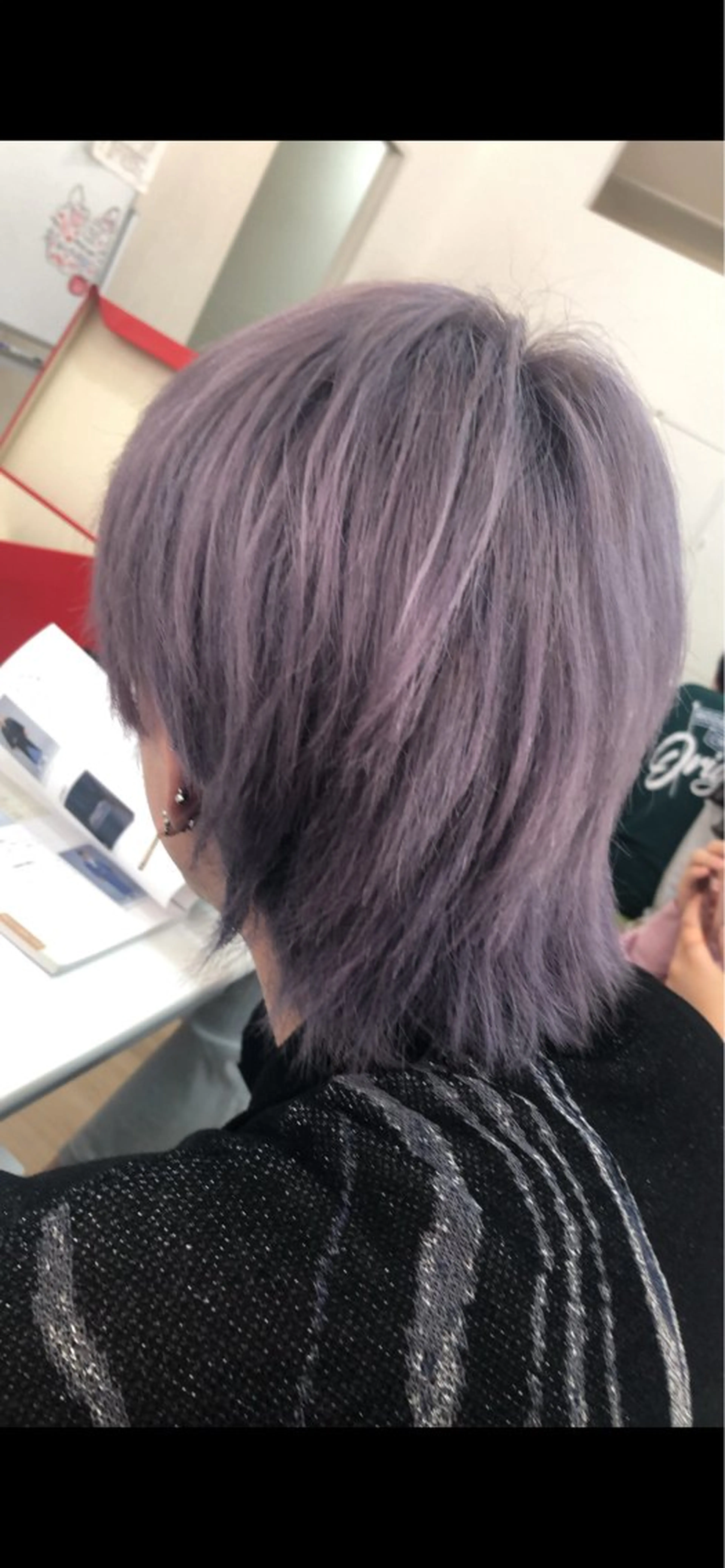 カラー メンズ 抜きっぱなしブロンド シルバー UNDRvr ユズのヘアスタイル