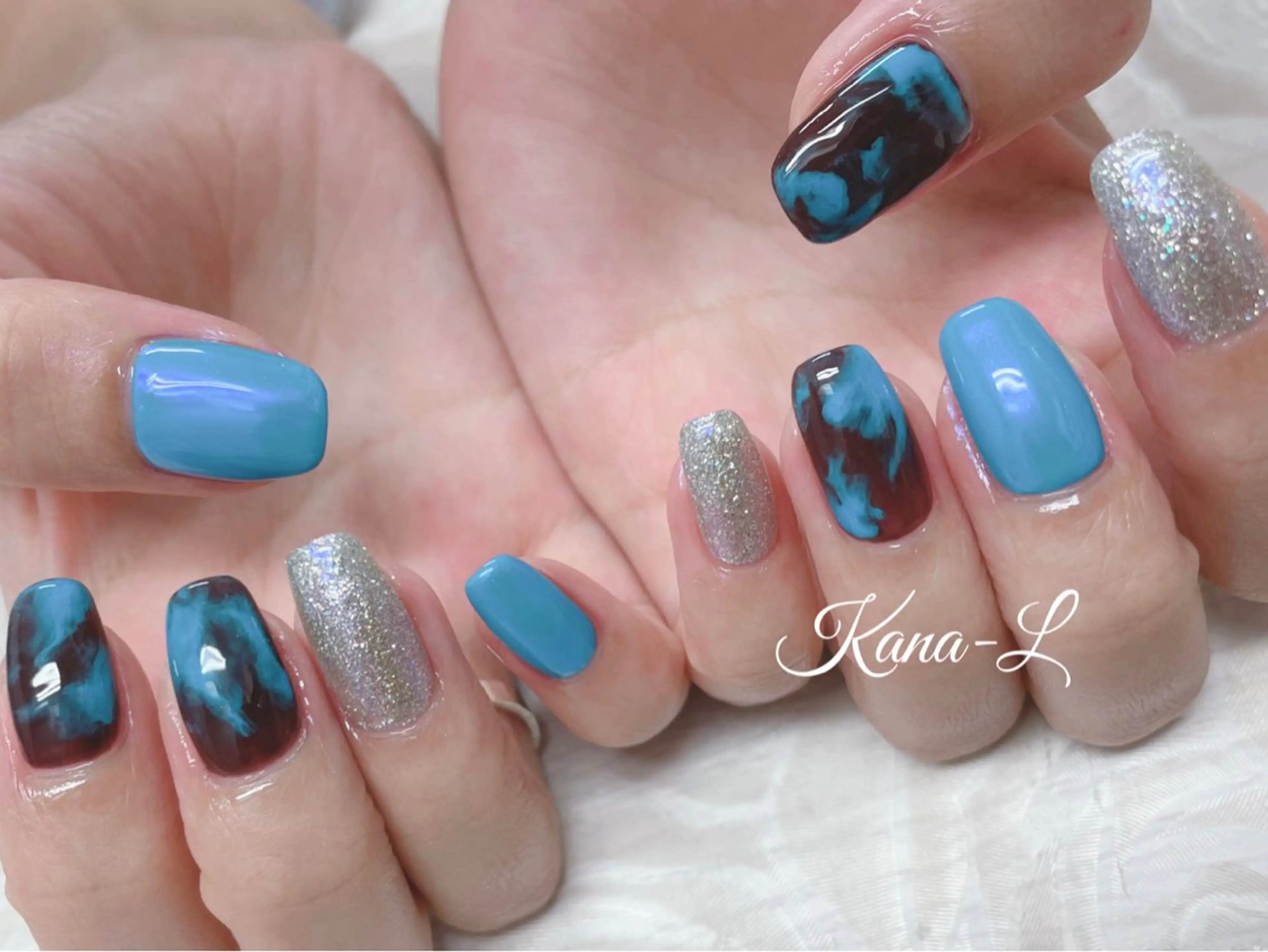 ネイル オーロラネイル ブルー ジェルネイル キラキラネイル ニュアンスネイル 芦辺 香奈のネイルデザイン