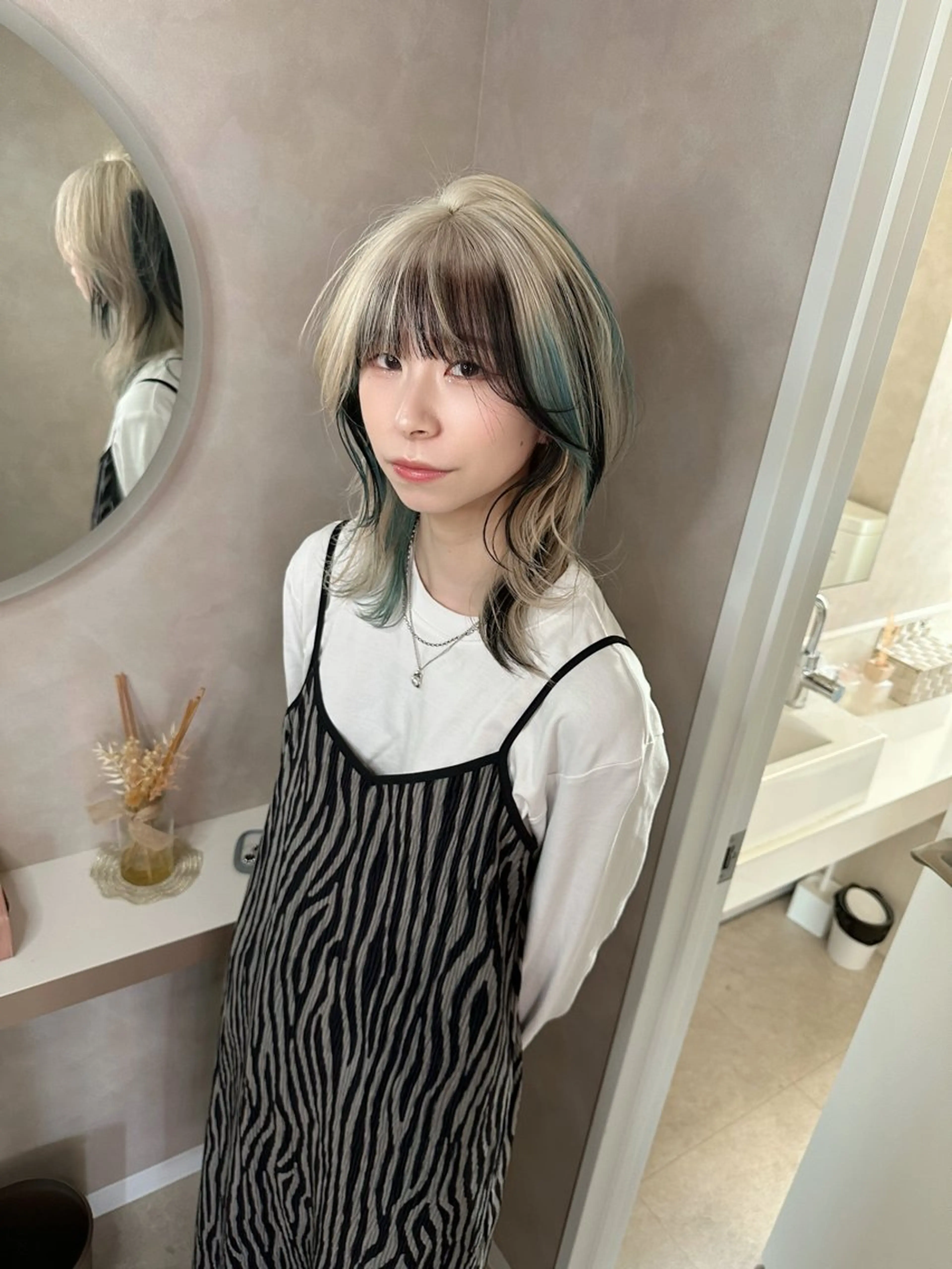 ミディアム カラー カット ヘアカラー トリートメント ダメージレスブリーチ HIROSHIのヘアスタイル