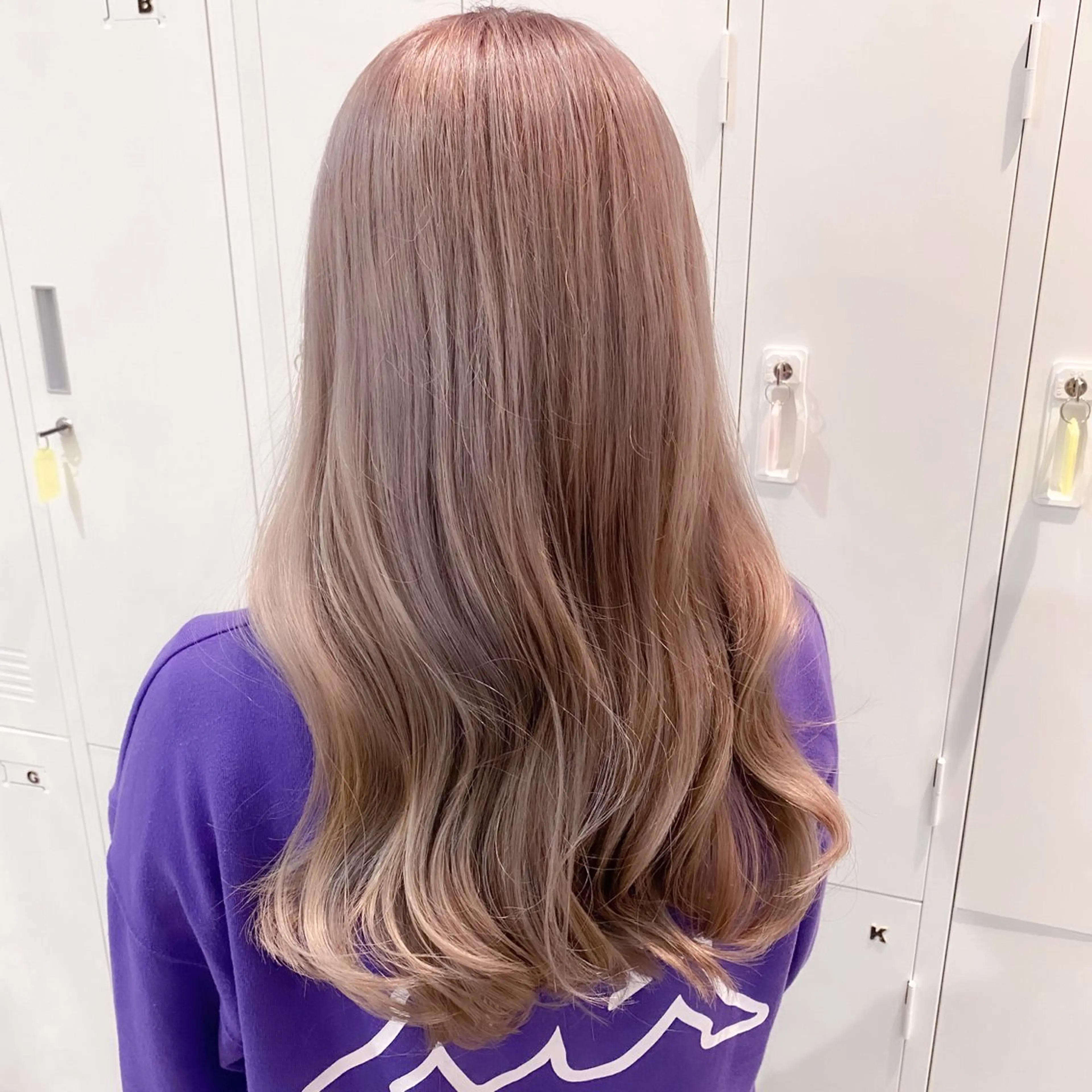 ロング カラー ベージュカラー ブリーチ ケアブリーチ ミルクティーベージュ ヘアカラー トリートメント FERIA梅田🖤 透明感カラー🎀のヘアスタイル