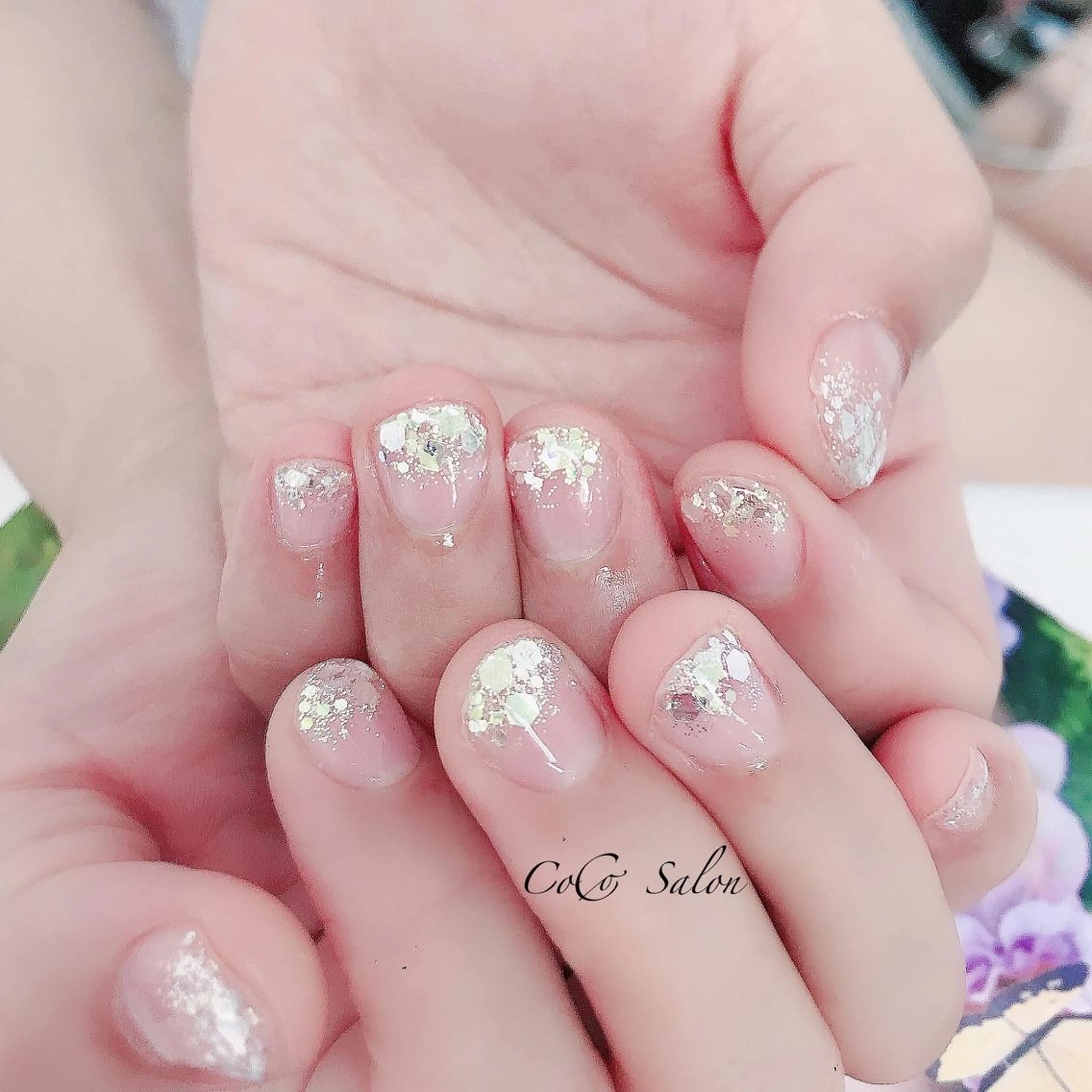 ネイル グラデーション ホログラムネイル キラキラネイル 夏ネイル ホワイト CoCoSalon ネイル/まつ毛予約のネイルデザイン