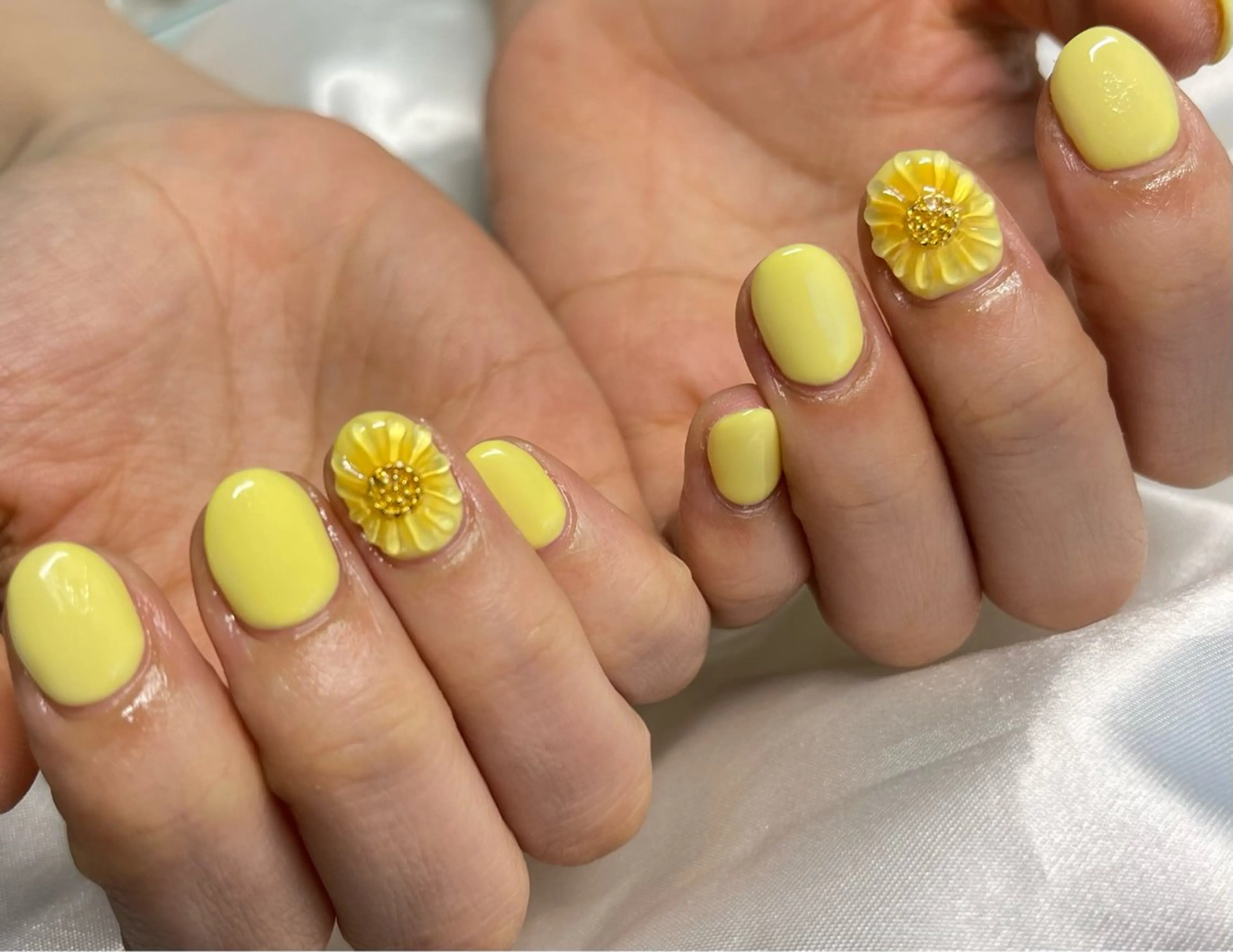 ネイル ワンカラーネイル シンプルネイル 黄色 ハンドネイル celica所属・松田 由真のネイルデザイン