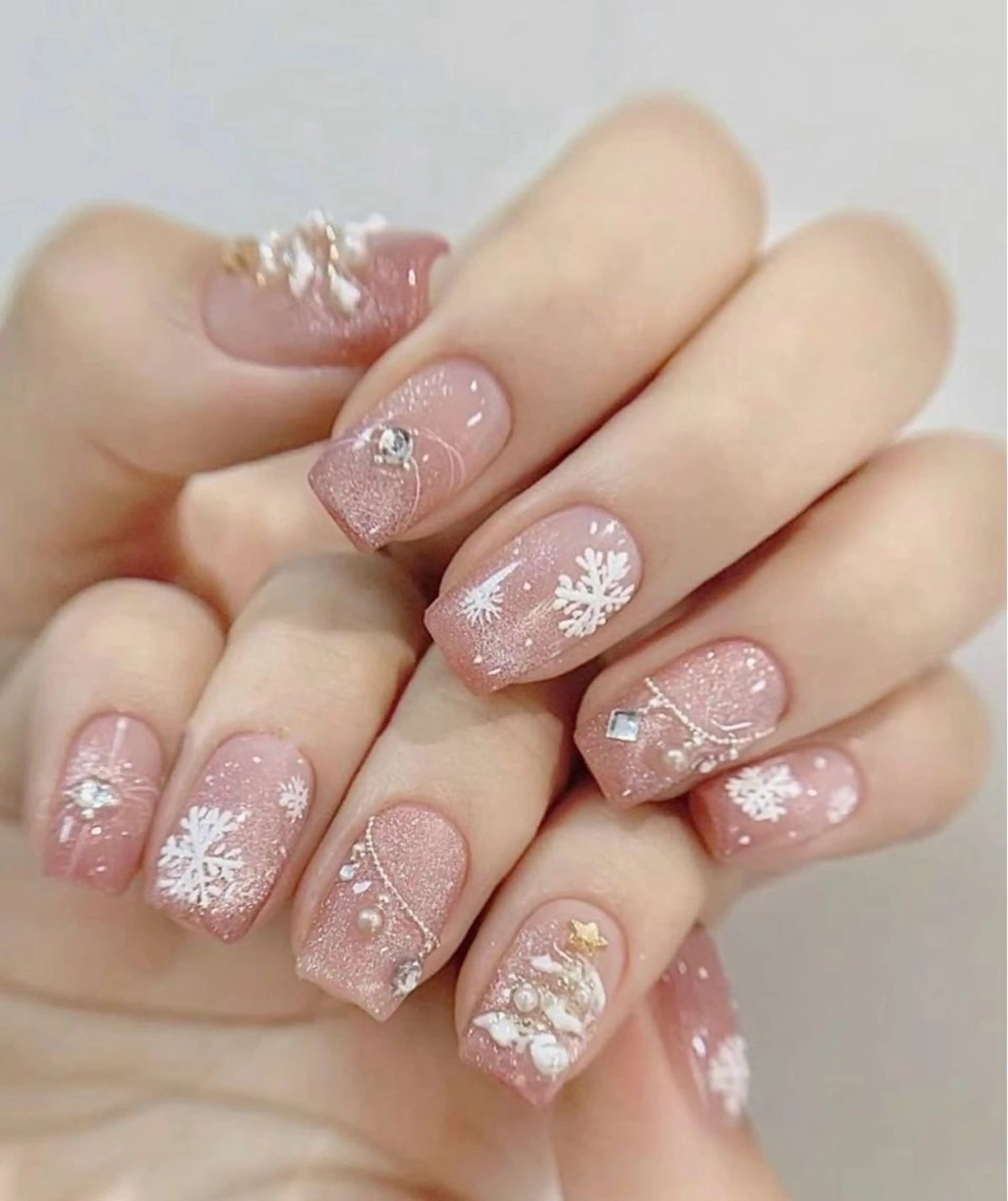 ネイル マグネットネイル ピンク ネイルチップ 冬ネイル クリスマス ハンドネイル Lee Nailsのネイルデザイン