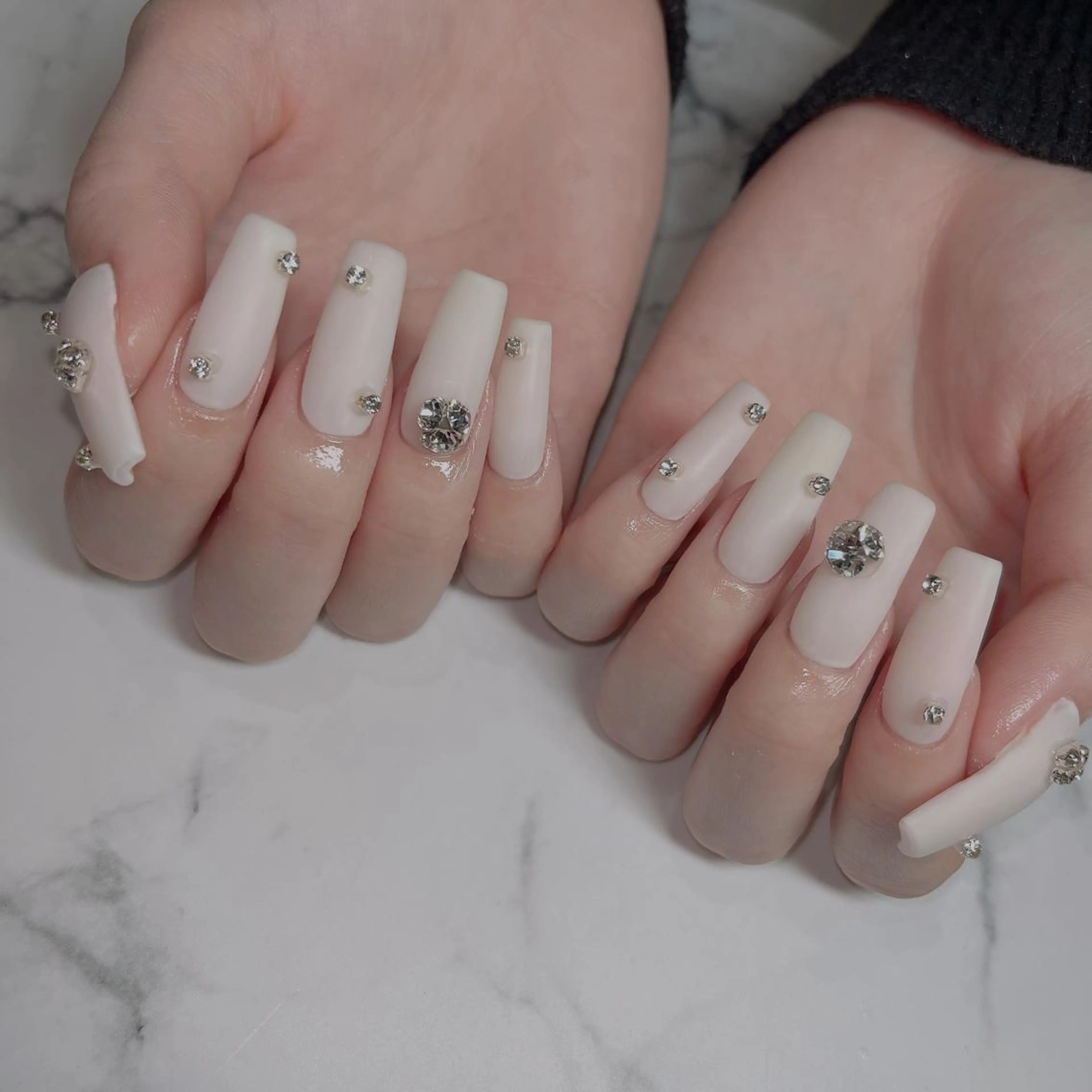 ネイル フットネイル フレンチネイル ジェルネイル ラメ(グリッター) ラメグラデーション ハンドネイル NEO Beauty Salon所属・𝐍𝐄𝐎 𝐉𝐔𝐑𝐈のネイルデザイン