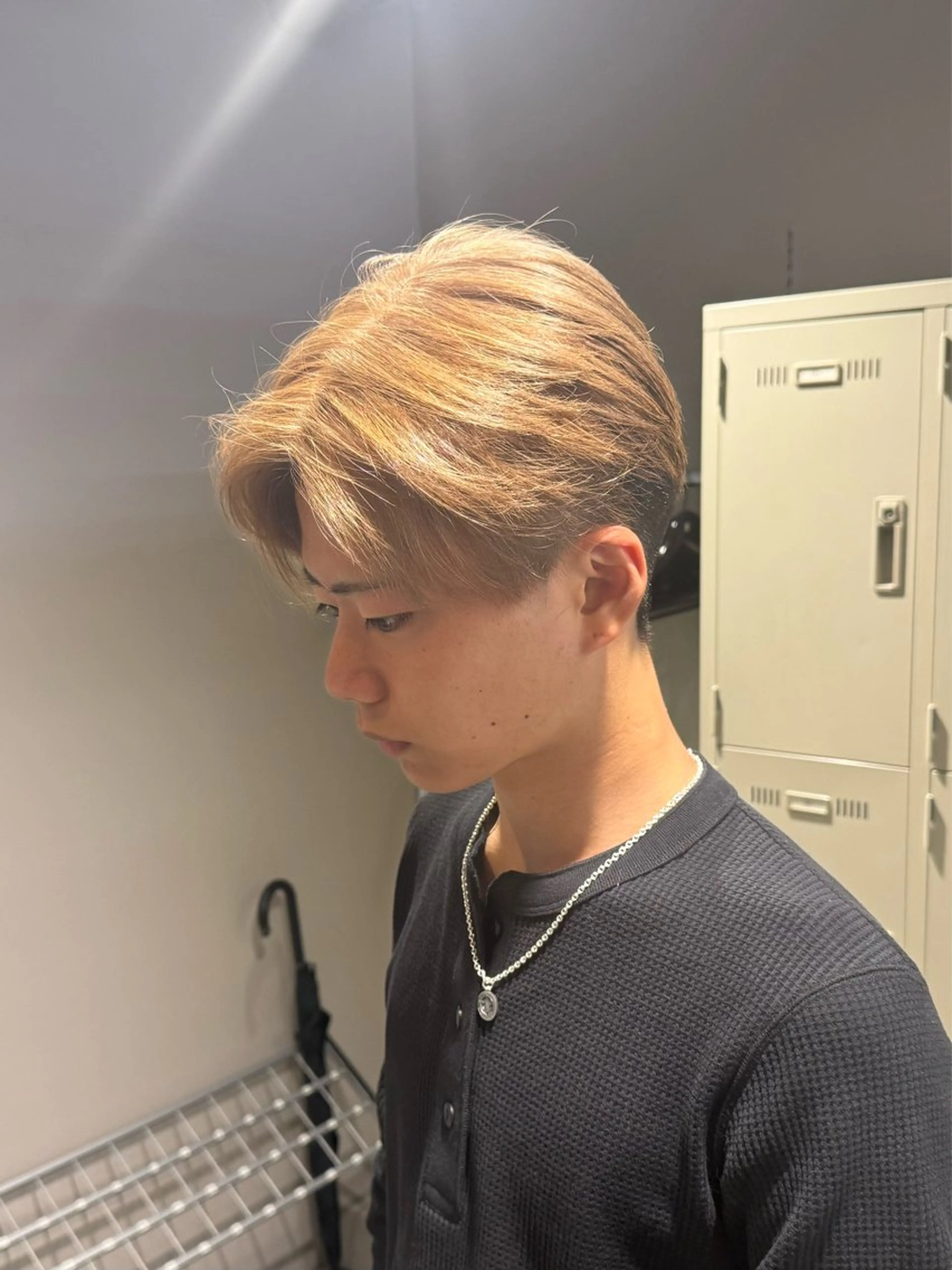 ミディアム カラー ヘアアレンジ メンズ メンズブリーチ ベージュカラー ブリーチ ミルクティーベージュ カット ヘアカラー トリートメント 艶カラー の達人のヘアスタイル