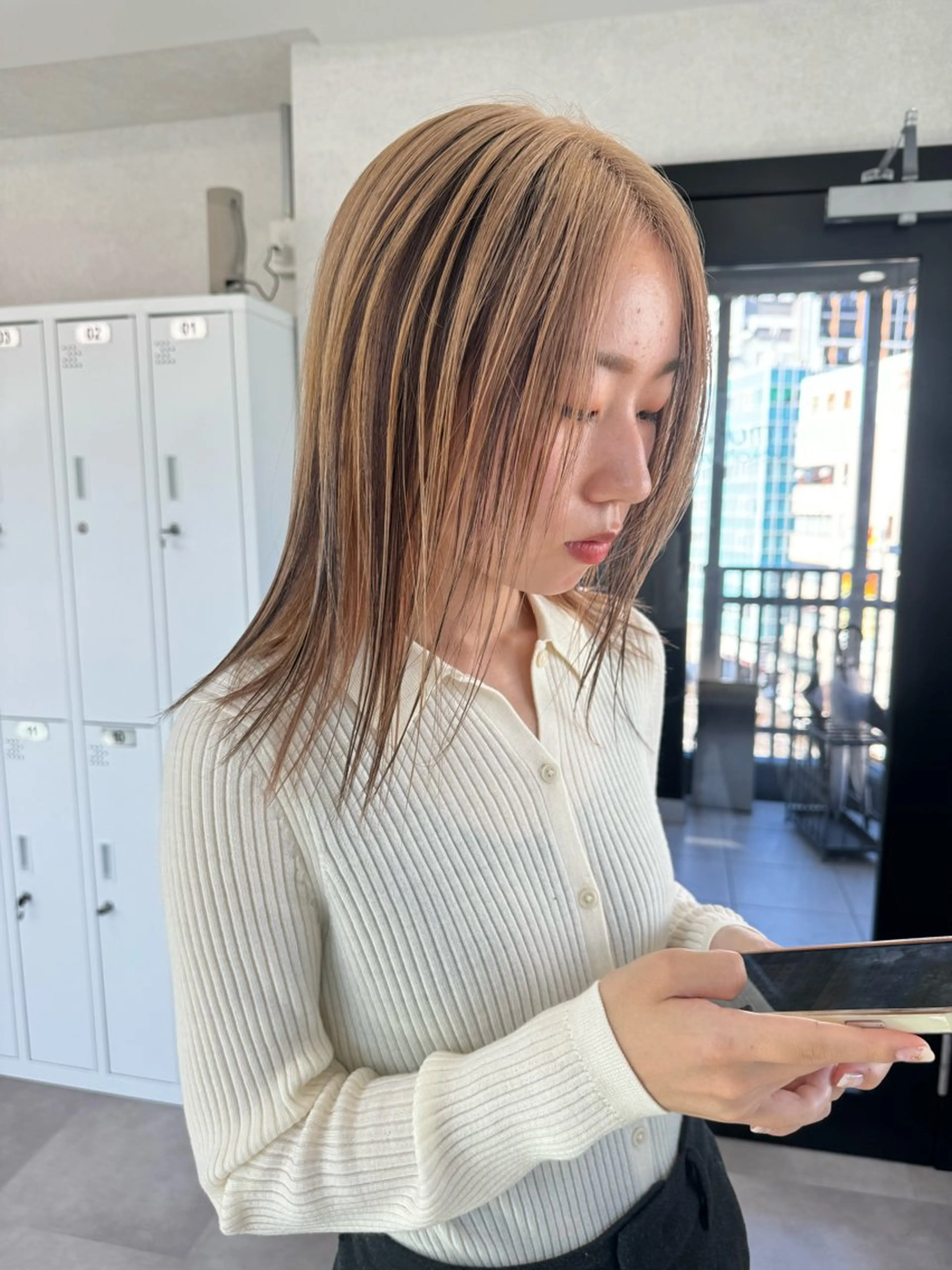 ミディアム 切りっぱなしボブイヤ リングカラー清水隆央のヘアスタイル